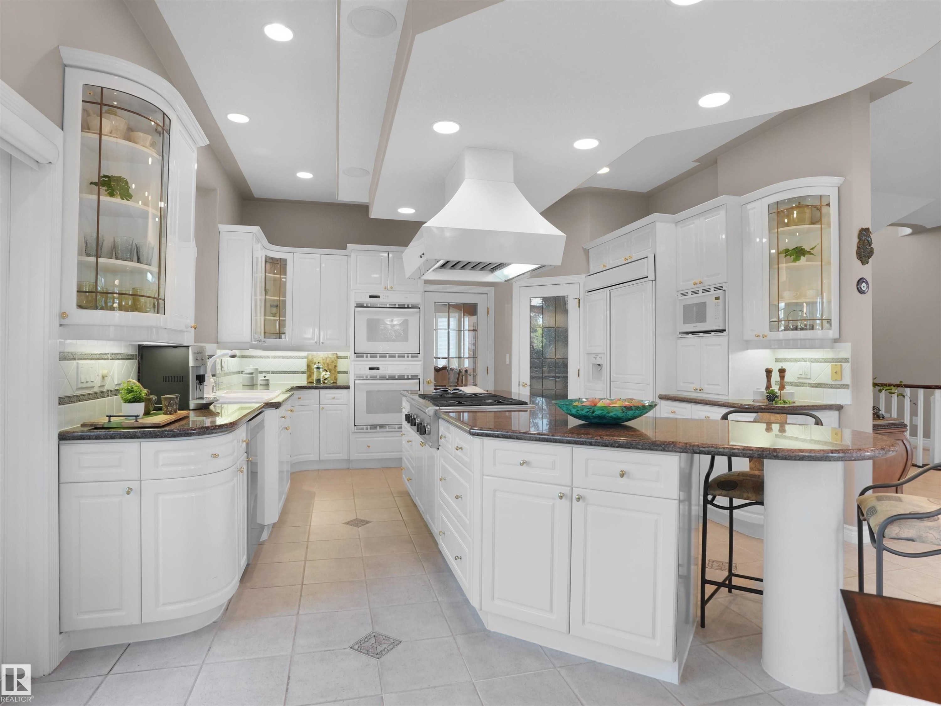 255 Wilson Lane, Edmonton, AB - Indoor Photo Showing Kitchen With Upgraded Kitchen