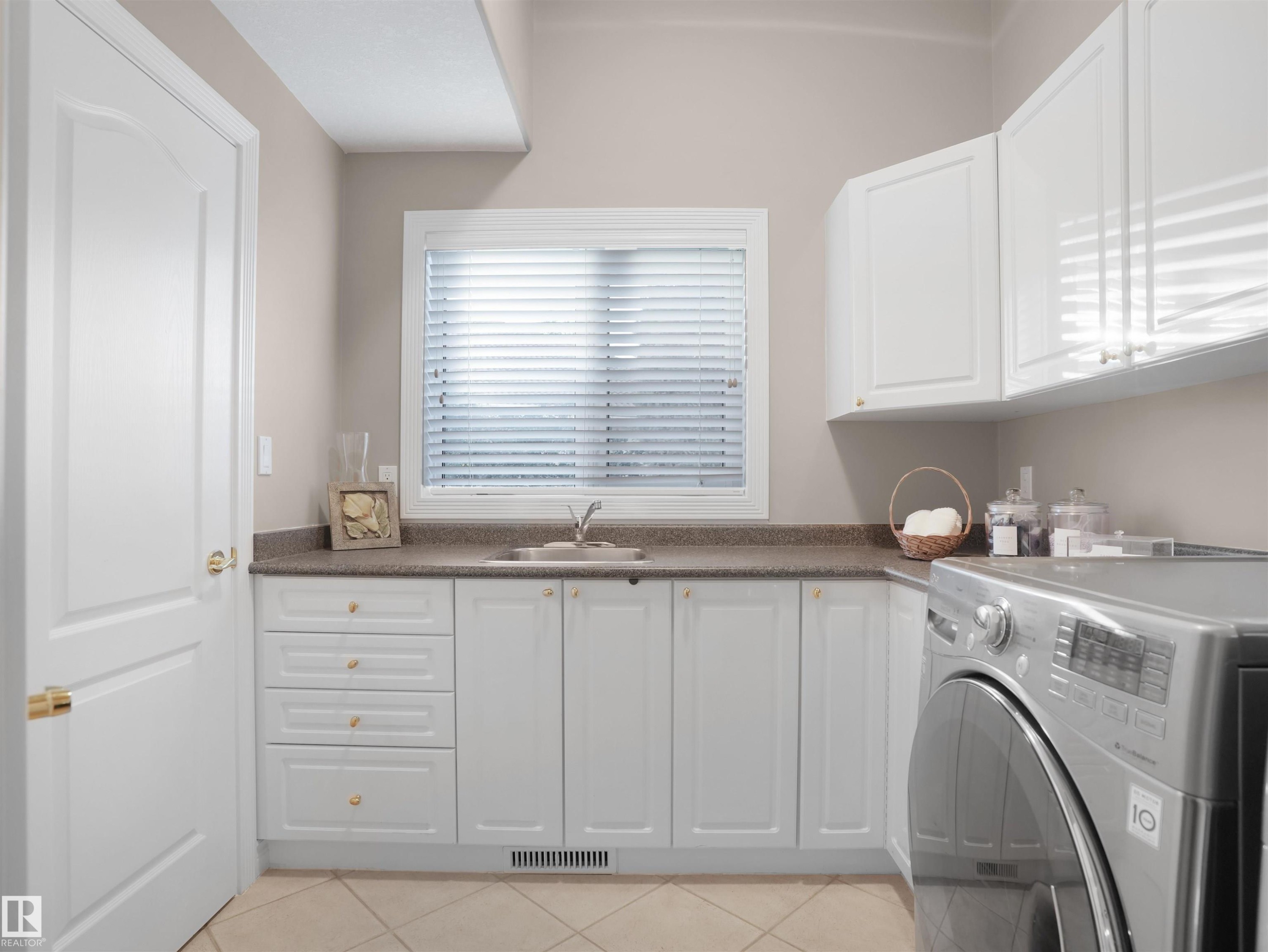 255 Wilson Lane, Edmonton, AB - Indoor Photo Showing Laundry Room