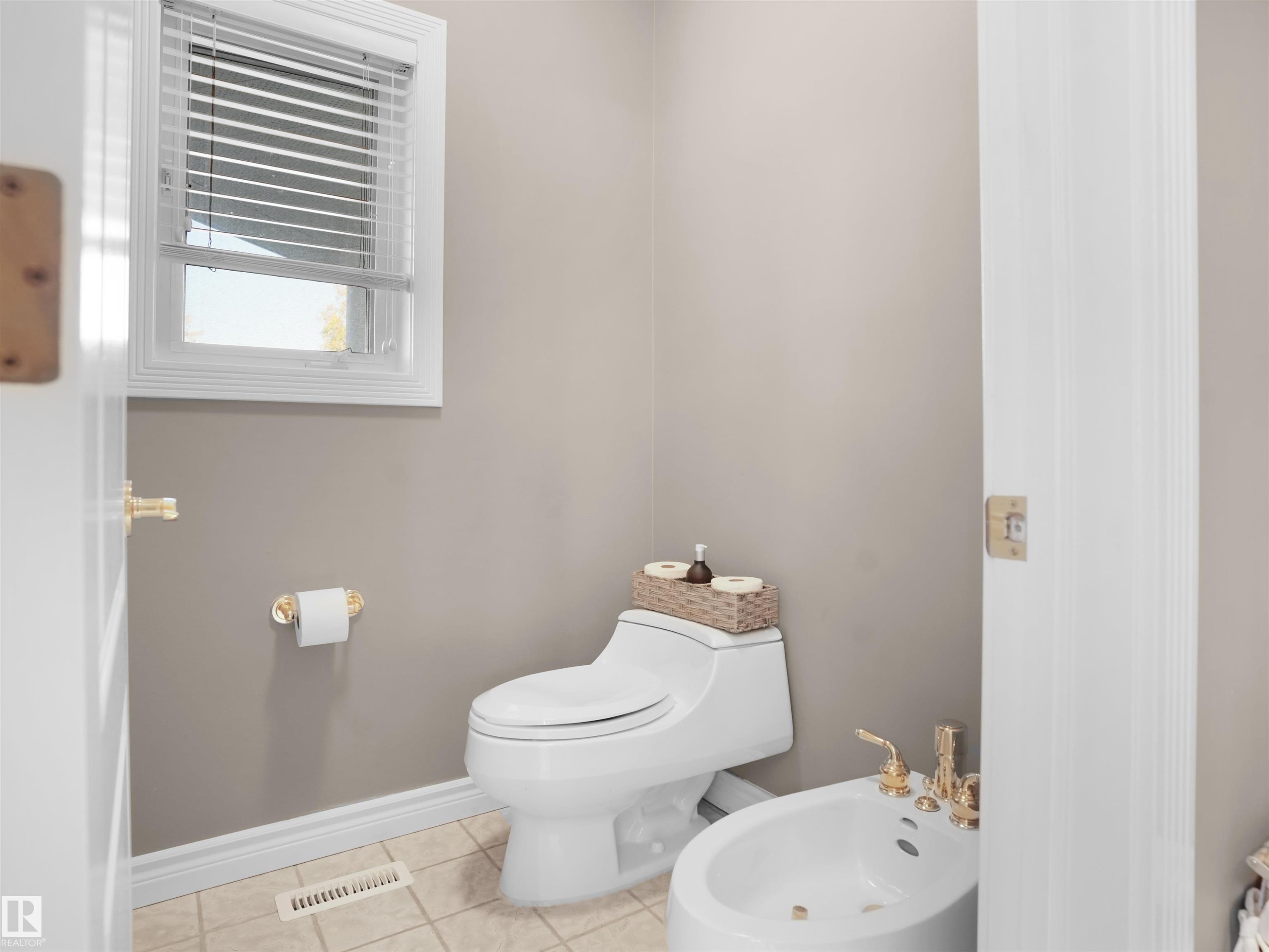 255 Wilson Lane, Edmonton, AB - Indoor Photo Showing Bathroom