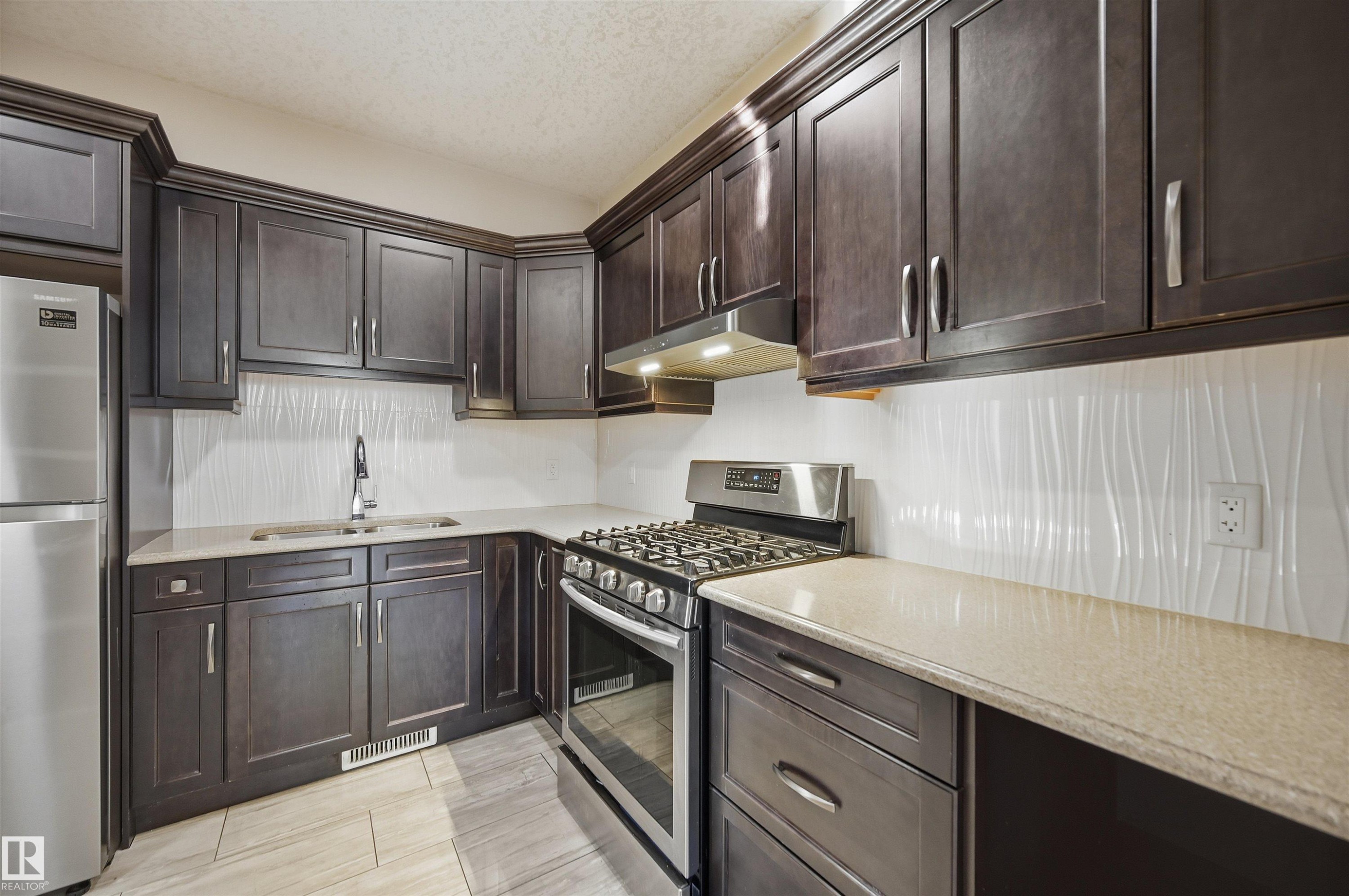 5169 Mullen Road, Edmonton, AB - Indoor Photo Showing Kitchen With Upgraded Kitchen