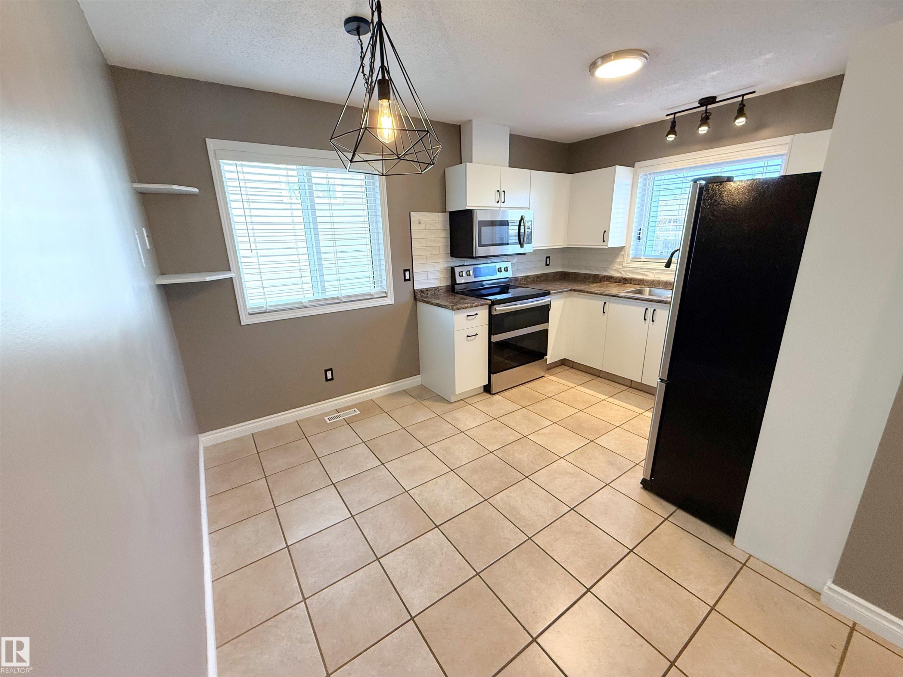10226 152 Street, Edmonton, AB - Indoor Photo Showing Kitchen
