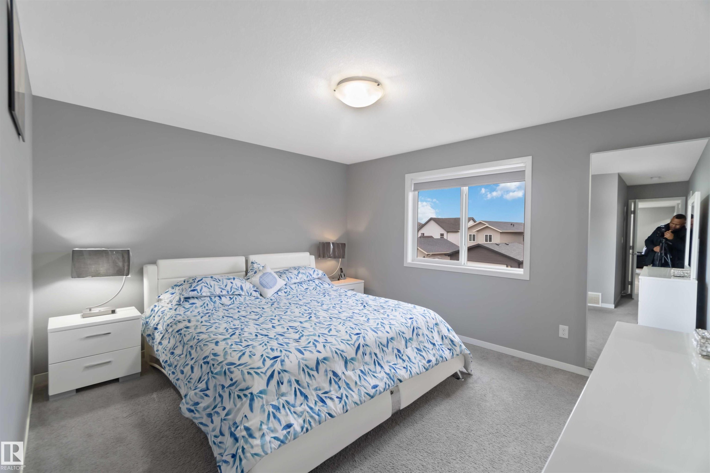 Carpeted bedroom featuring baseboards - 17816 59 Street, Edmonton, AB