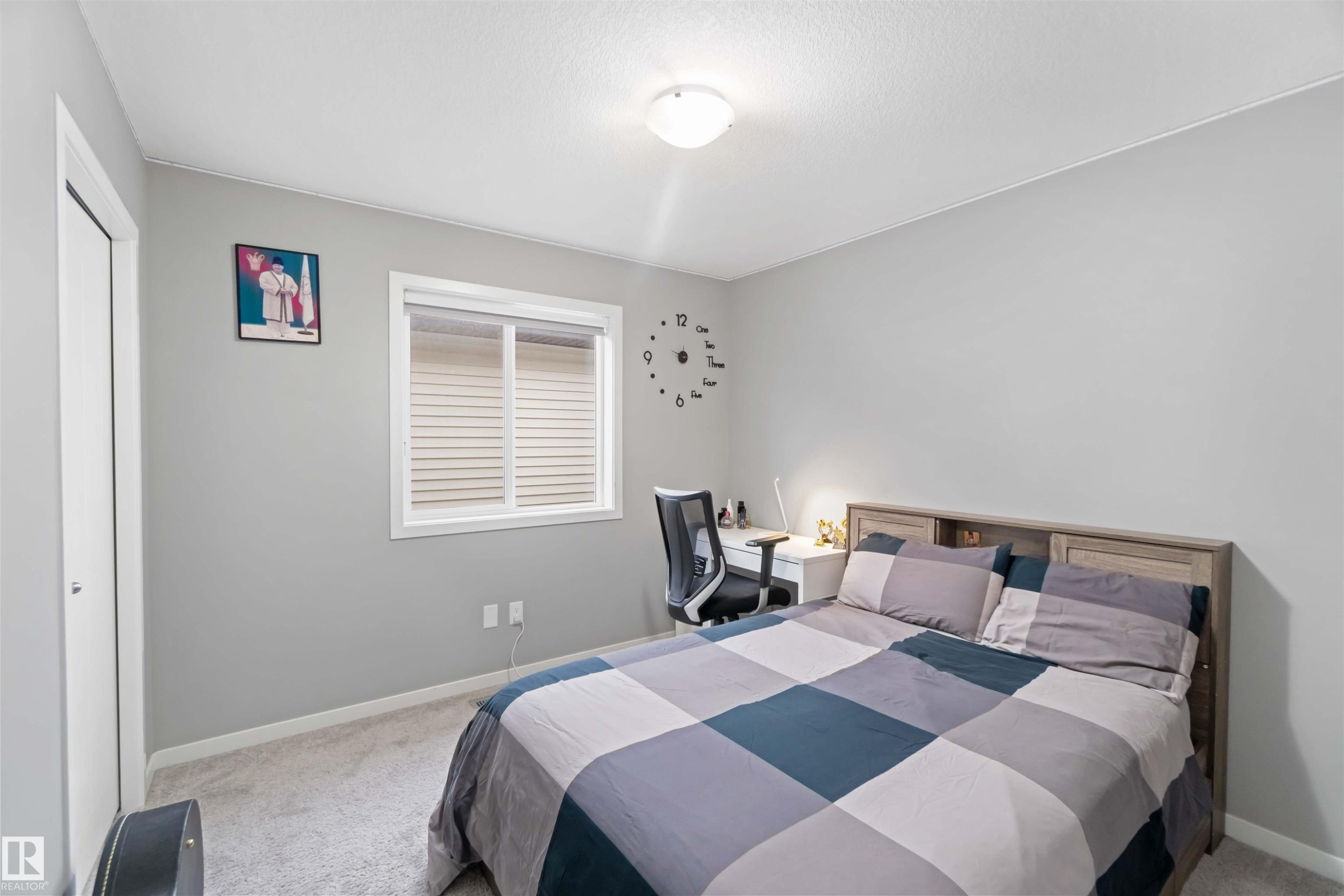 Carpeted bedroom featuring baseboards - 17816 59 Street, Edmonton, AB