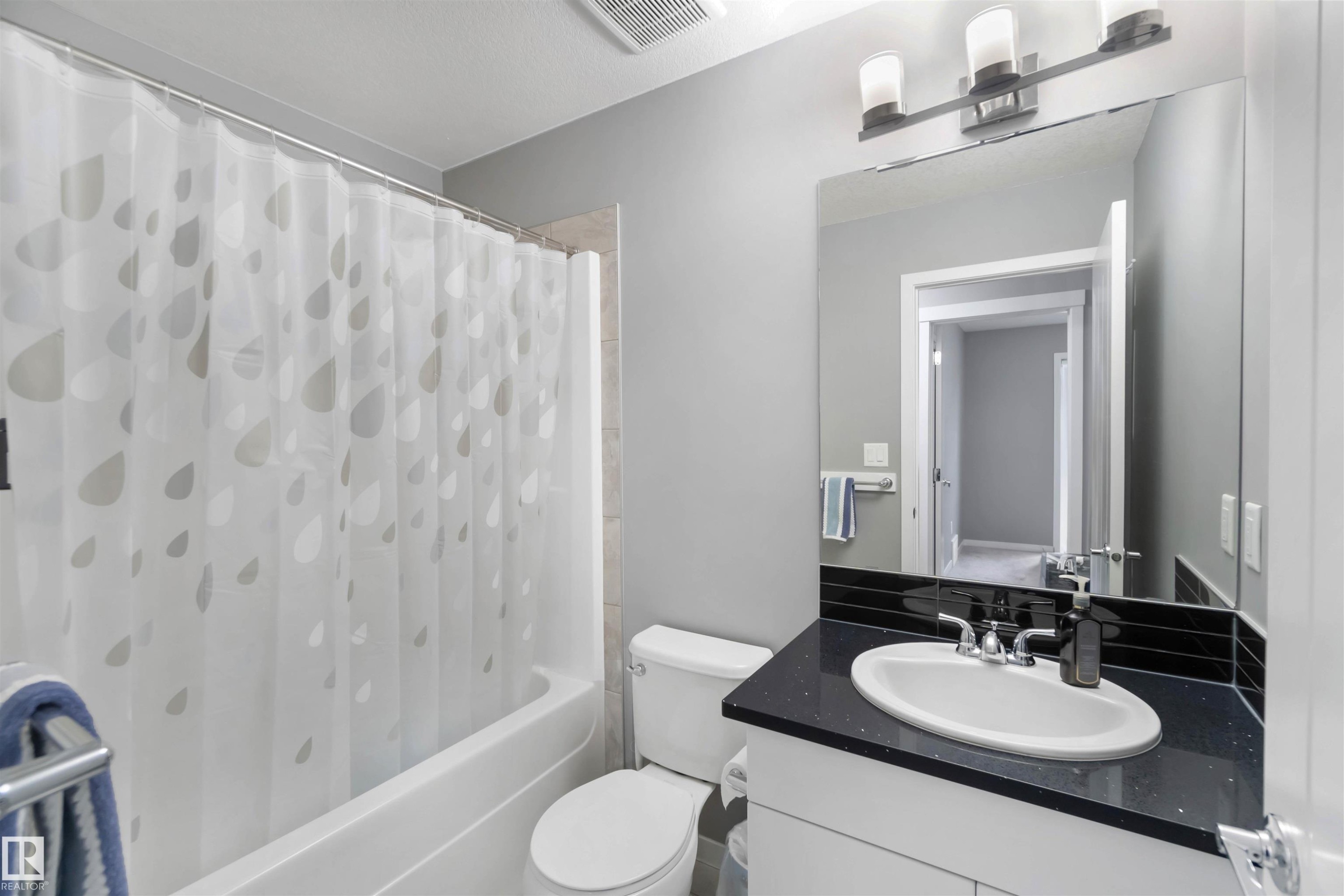 Main bathroom with vanity and shower / bath combo - 17816 59 Street, Edmonton, AB