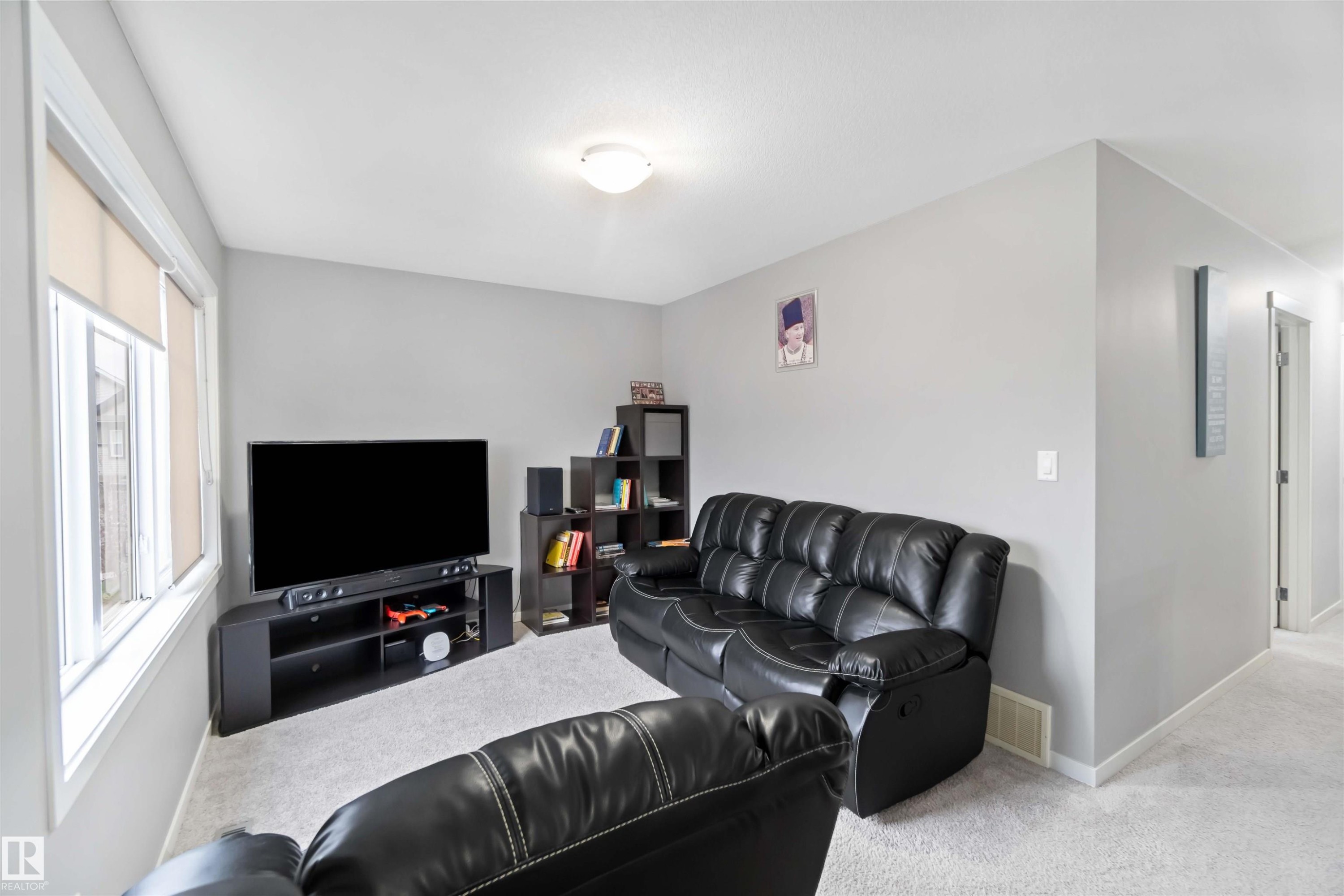 Living room with carpet flooring and baseboards - 17816 59 Street, Edmonton, AB