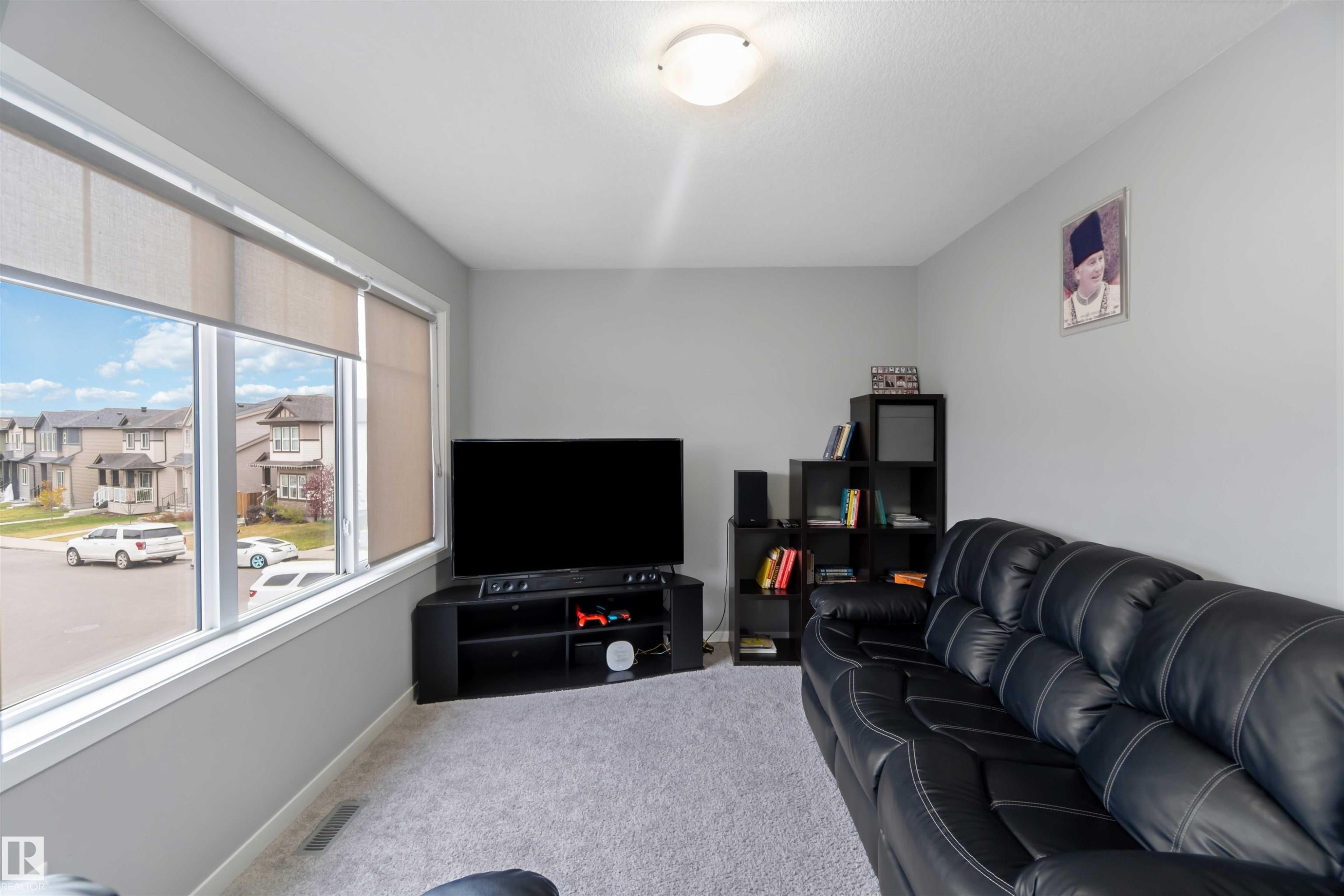 Carpeted living area featuring baseboards - 17816 59 Street, Edmonton, AB