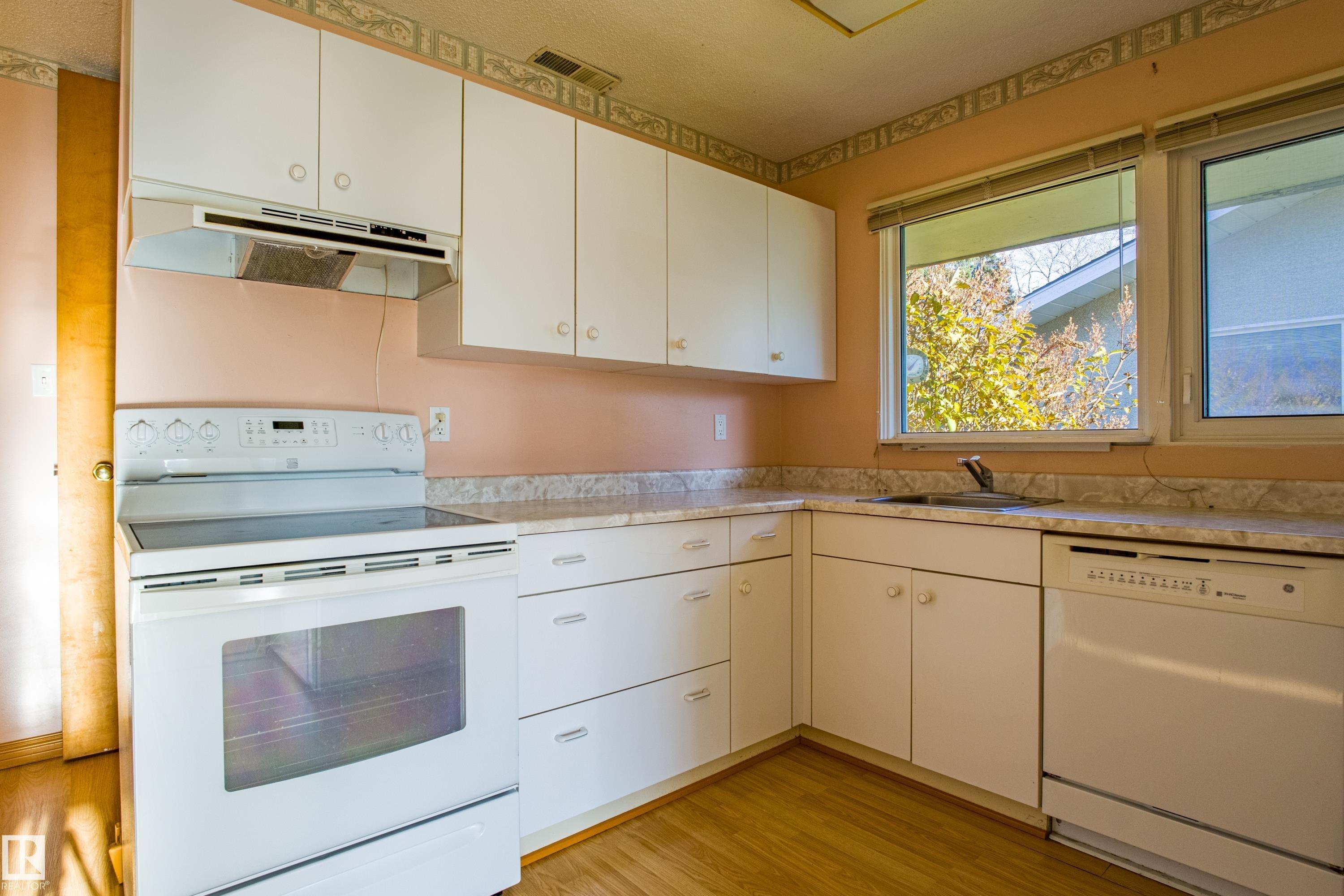 4051 120 Street, Edmonton, AB - Indoor Photo Showing Kitchen