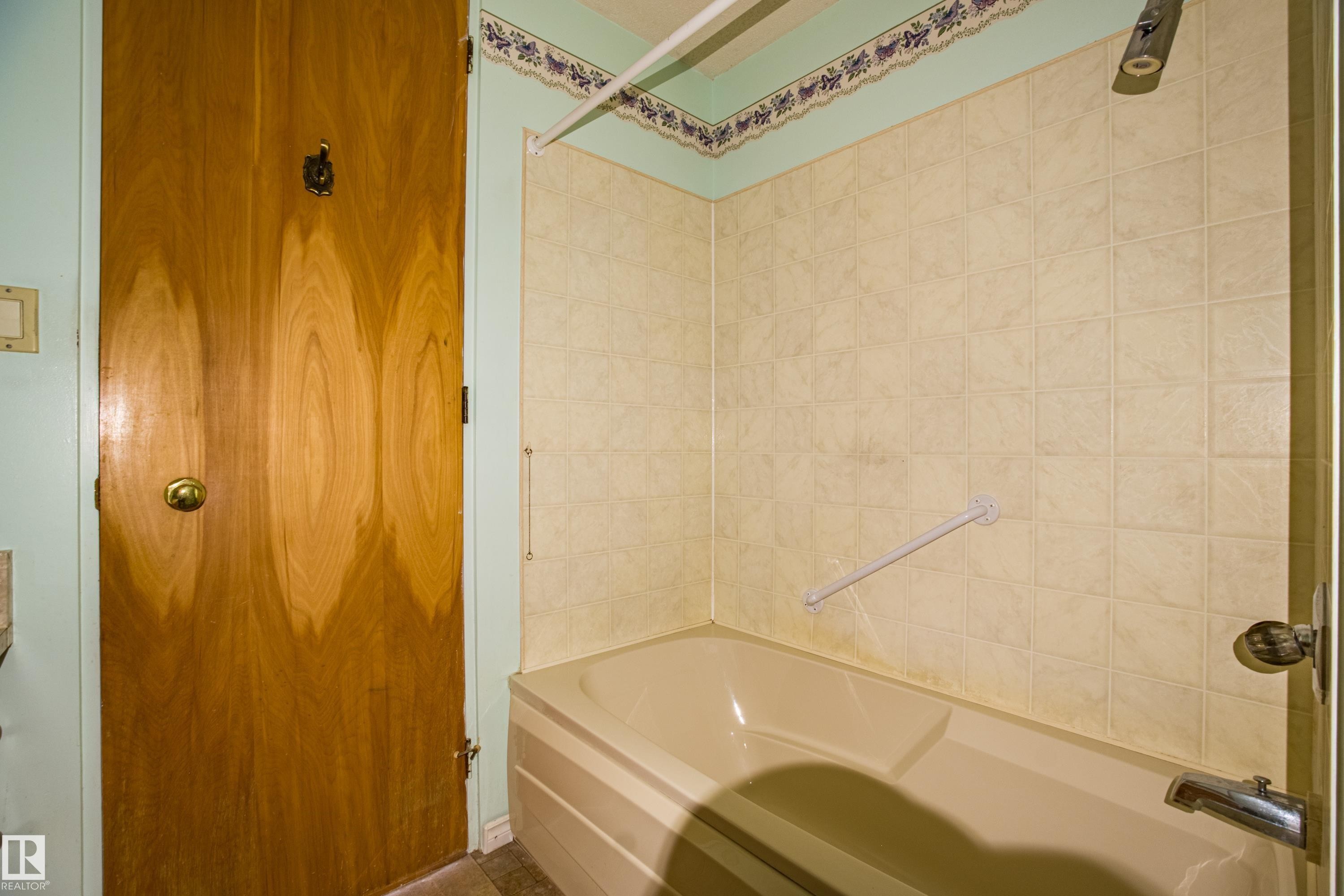 4051 120 Street, Edmonton, AB - Indoor Photo Showing Bathroom