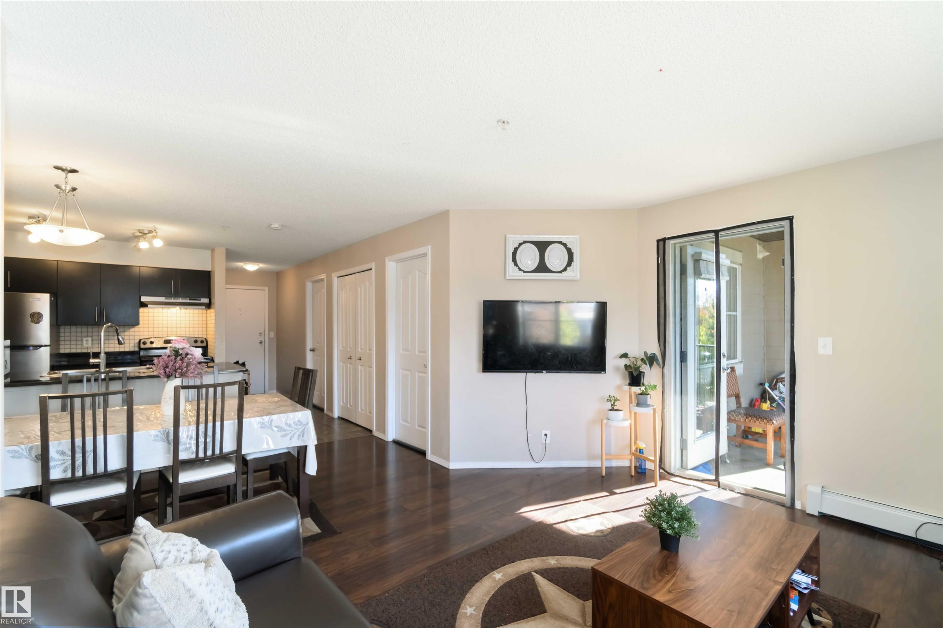210 530 Watt Boulevard, Edmonton, AB - Indoor Photo Showing Living Room