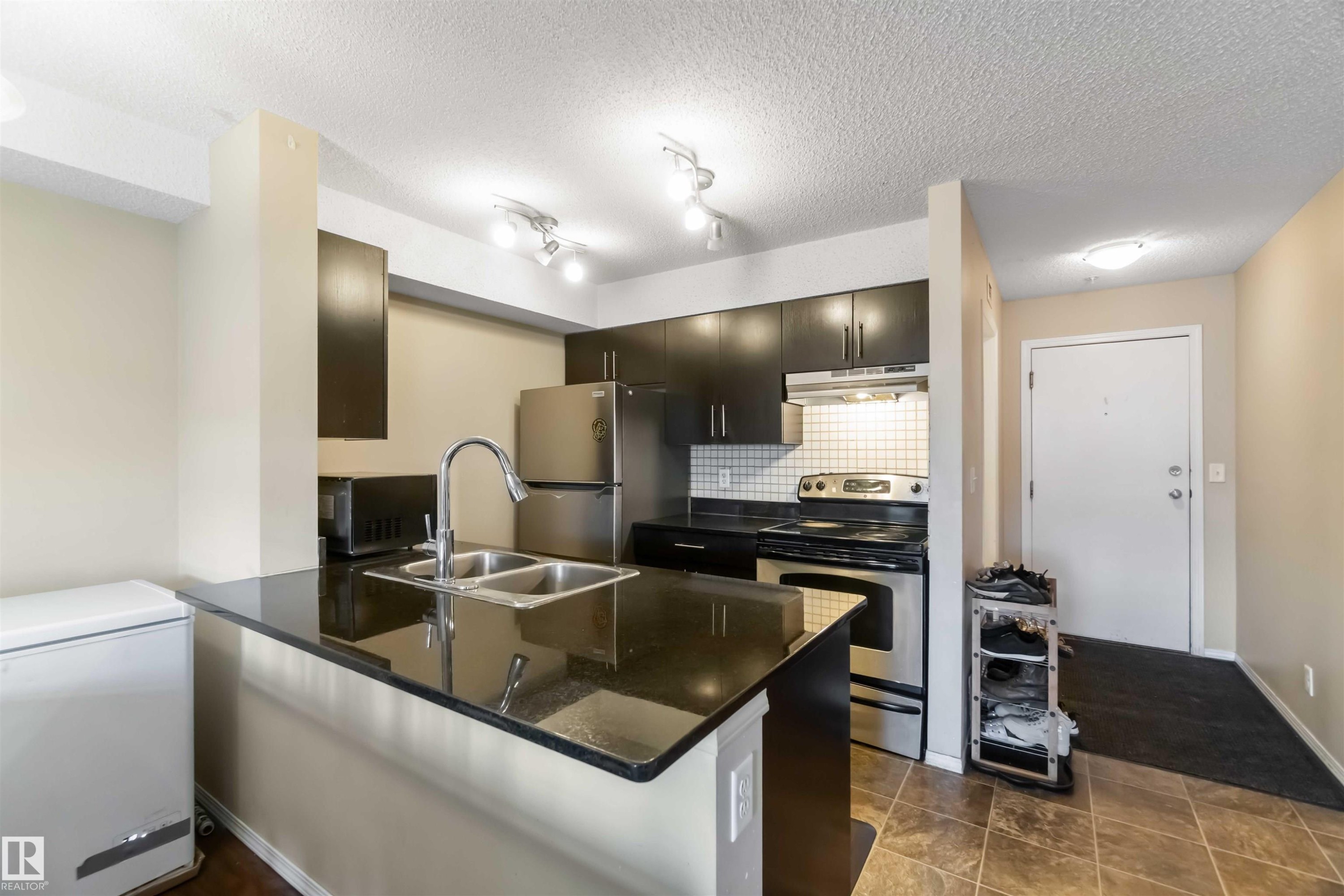 210 530 Watt Boulevard, Edmonton, AB - Indoor Photo Showing Kitchen With Stainless Steel Kitchen With Double Sink With Upgraded Kitchen