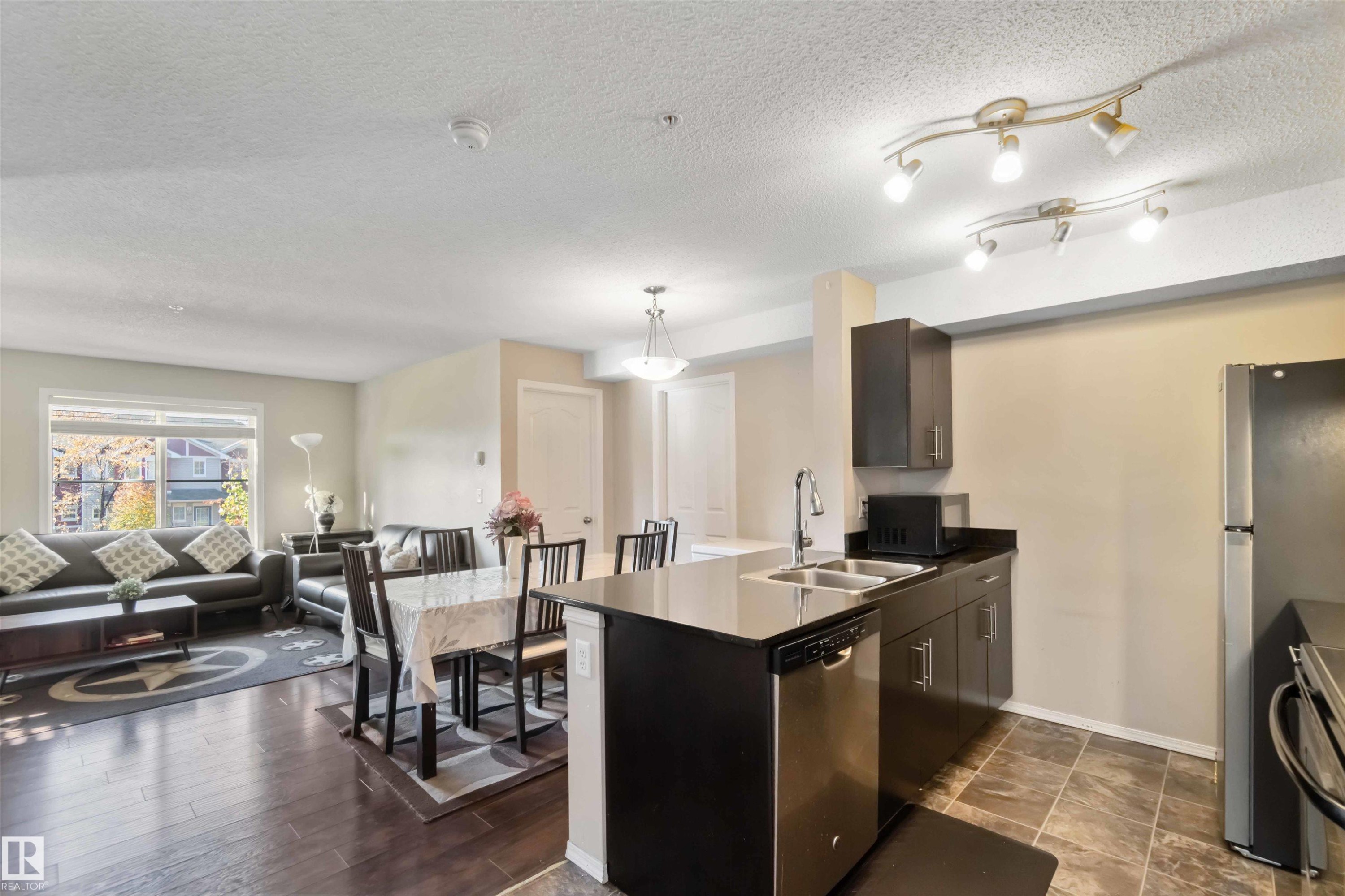 210 530 Watt Boulevard, Edmonton, AB - Indoor Photo Showing Kitchen With Double Sink