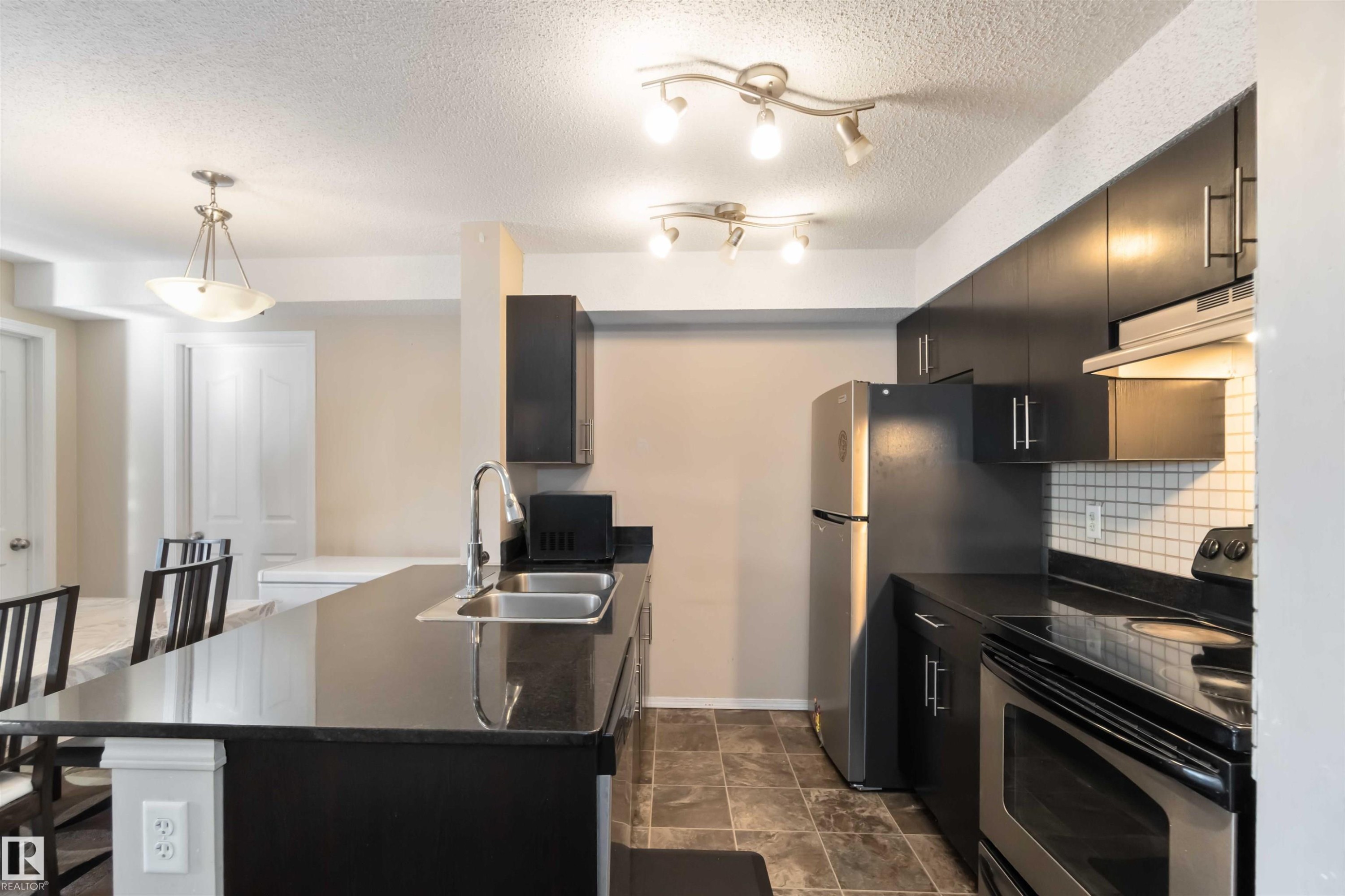 210 530 Watt Boulevard, Edmonton, AB - Indoor Photo Showing Kitchen With Stainless Steel Kitchen With Double Sink With Upgraded Kitchen