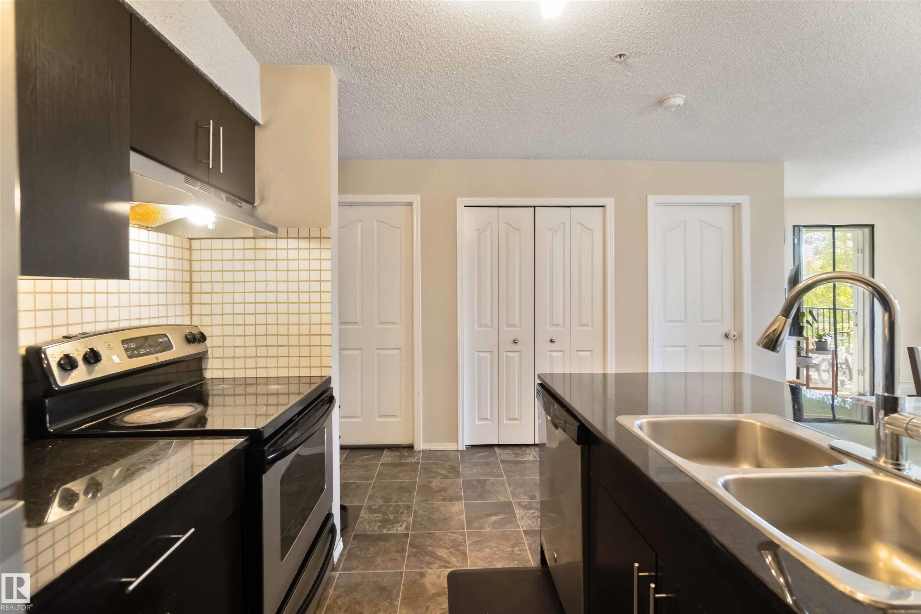 210 530 Watt Boulevard, Edmonton, AB - Indoor Photo Showing Kitchen With Double Sink With Upgraded Kitchen