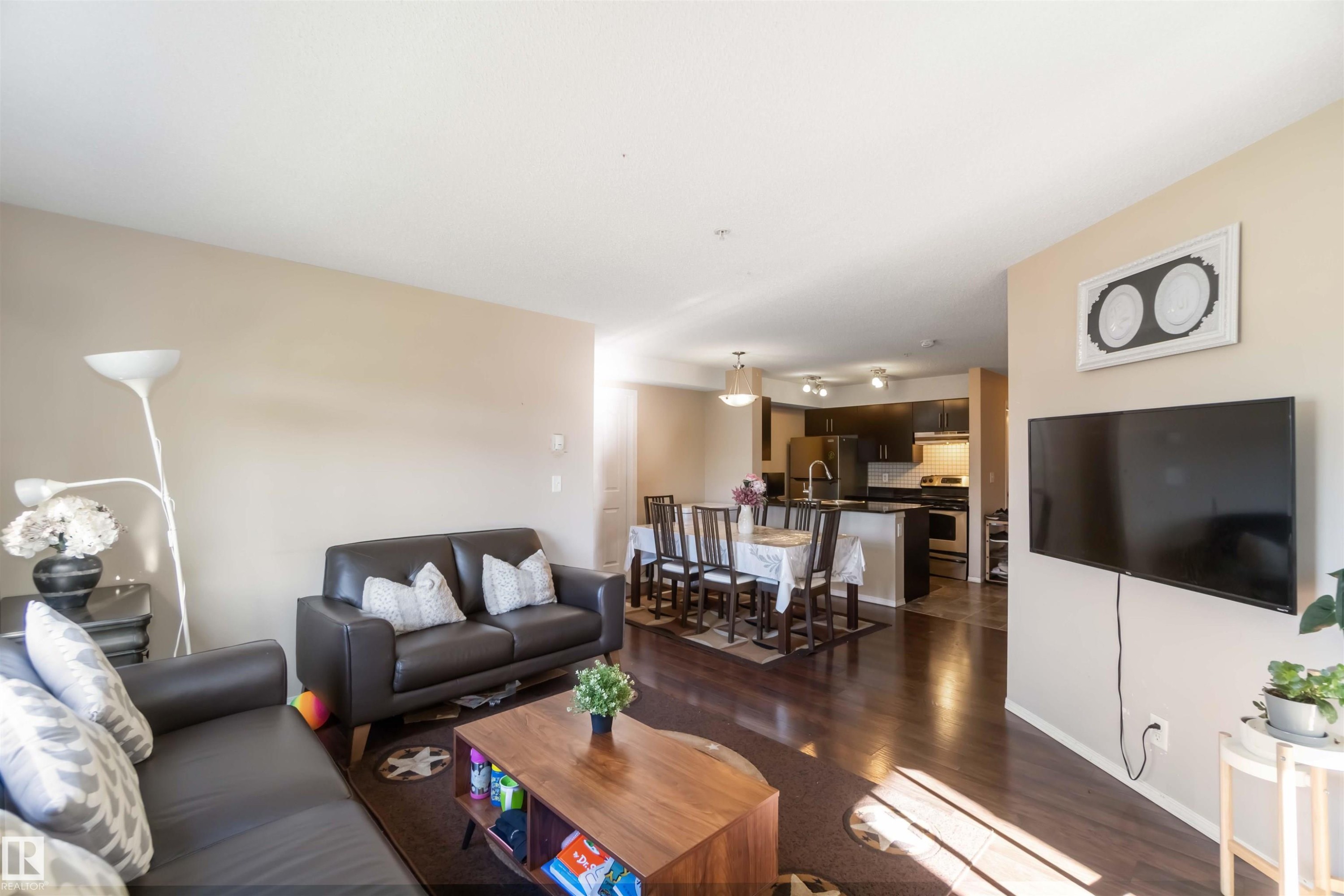 210 530 Watt Boulevard, Edmonton, AB - Indoor Photo Showing Living Room
