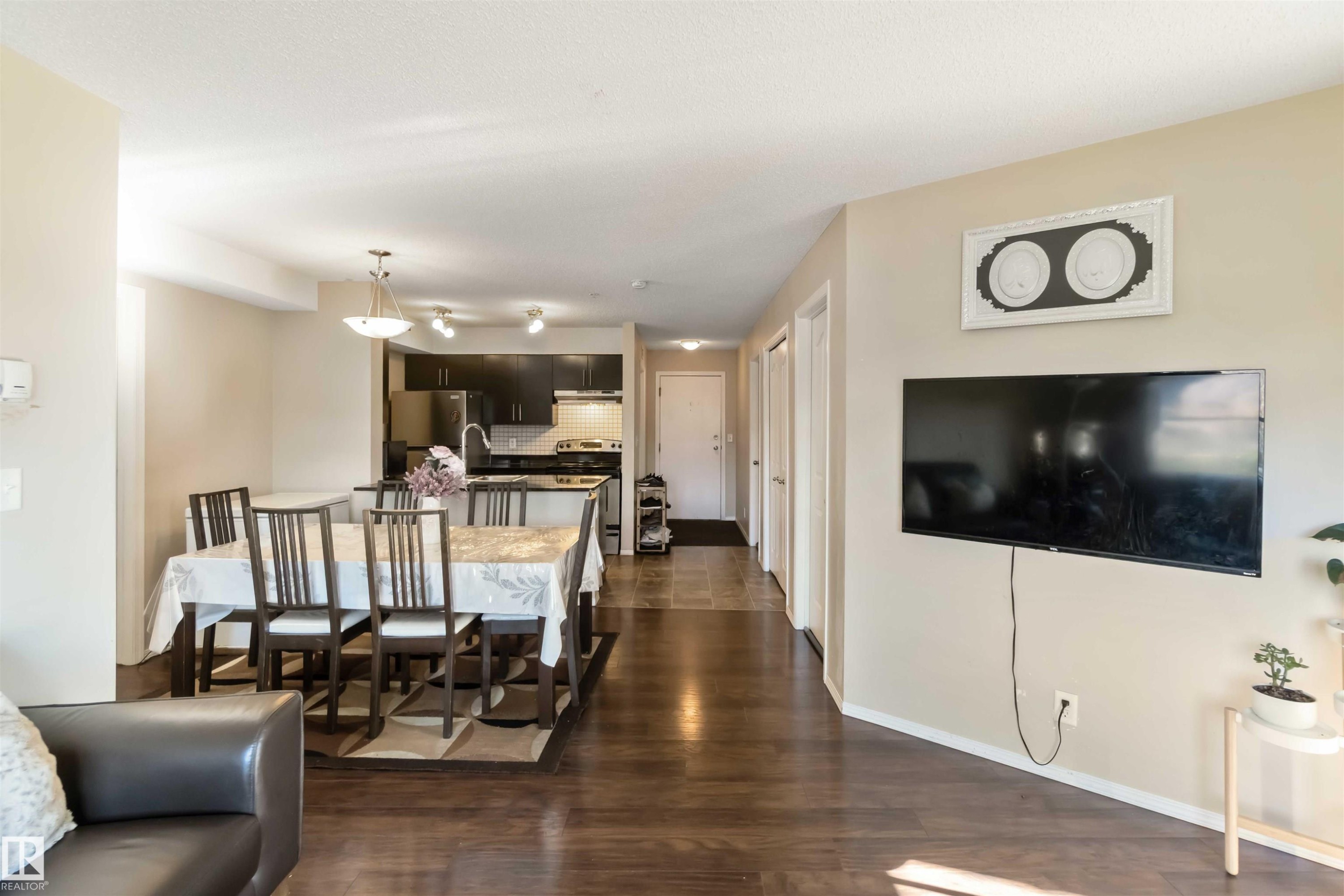 210 530 Watt Boulevard, Edmonton, AB - Indoor Photo Showing Living Room