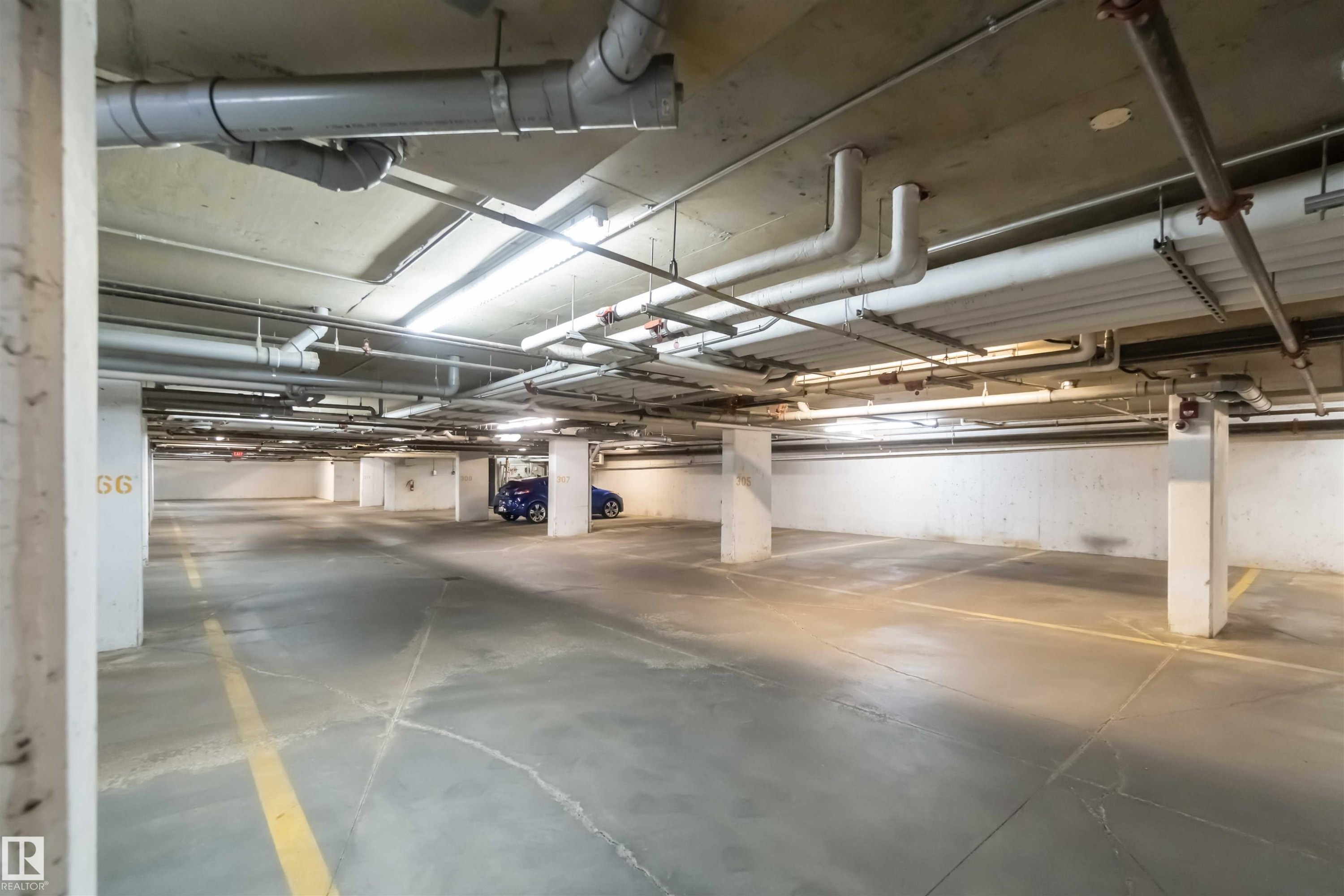 210 530 Watt Boulevard, Edmonton, AB - Indoor Photo Showing Garage