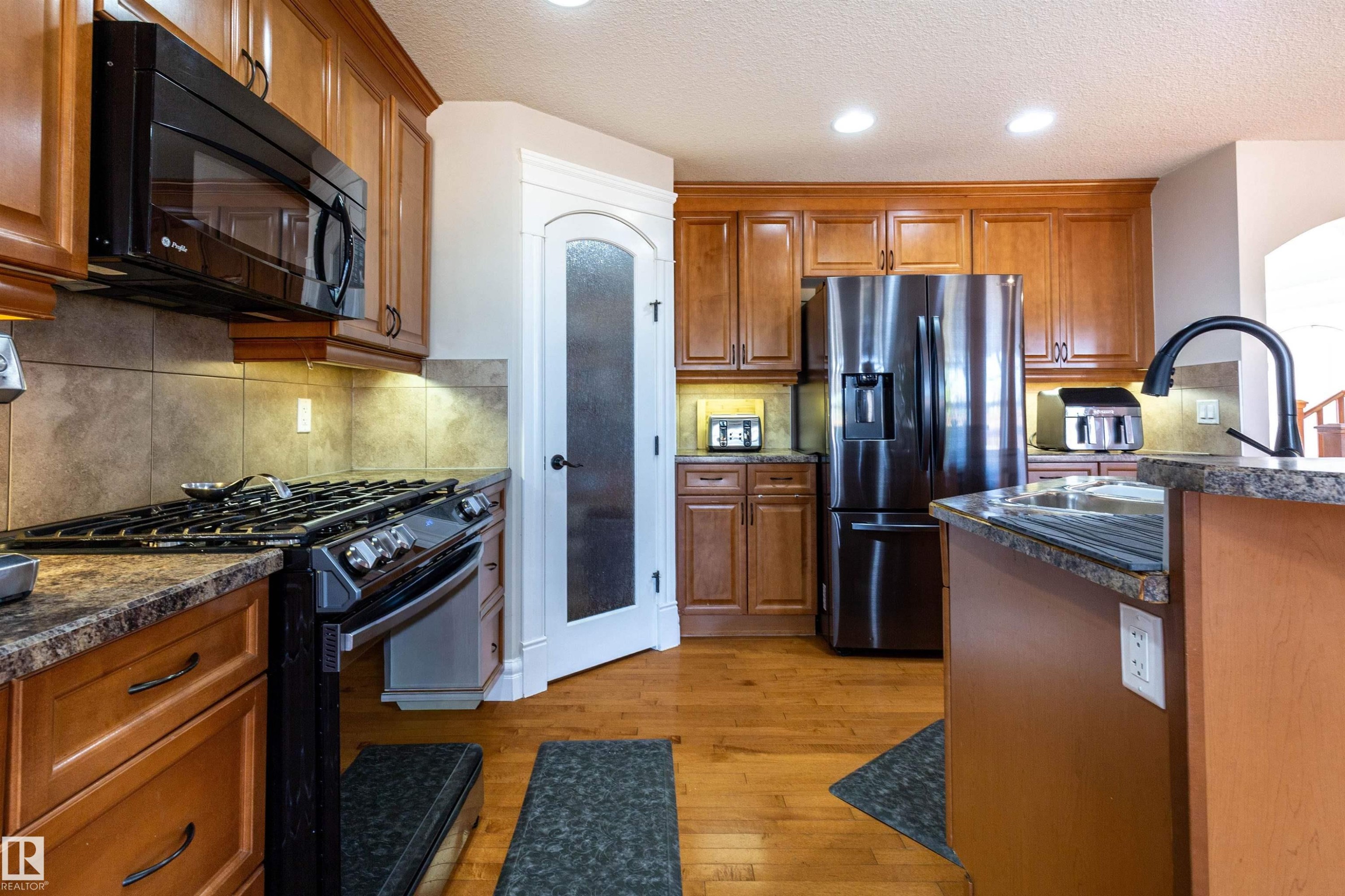 4224 157 Av, Edmonton, AB - Indoor Photo Showing Kitchen With Upgraded Kitchen