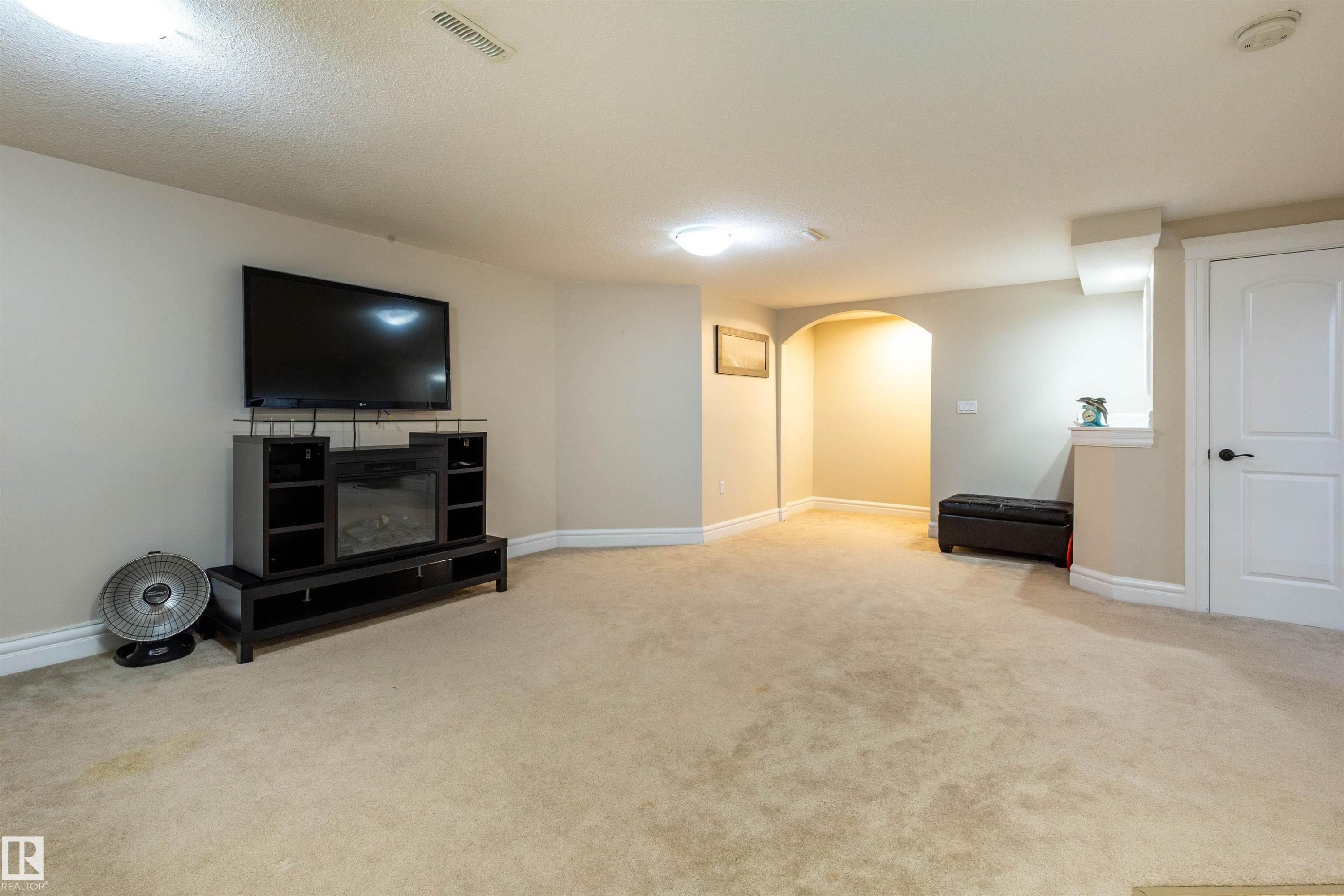 4224 157 Av, Edmonton, AB - Indoor
