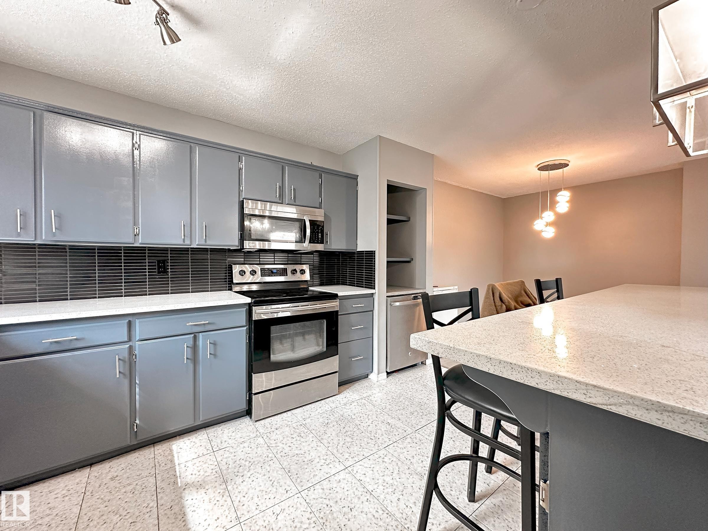 858 Erin Place, Edmonton, AB - Indoor Photo Showing Kitchen
