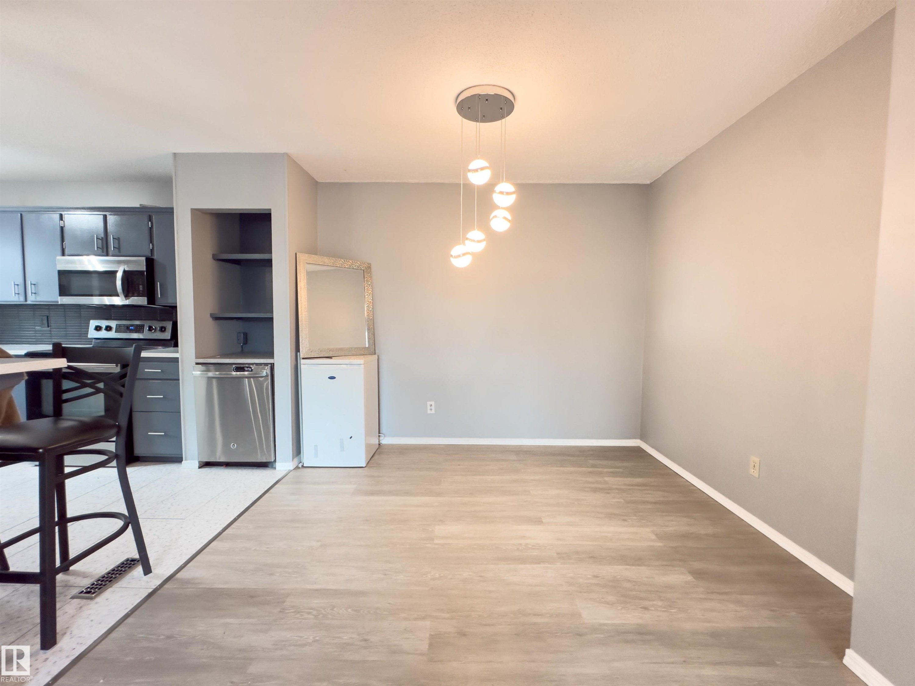 858 Erin Place, Edmonton, AB - Indoor