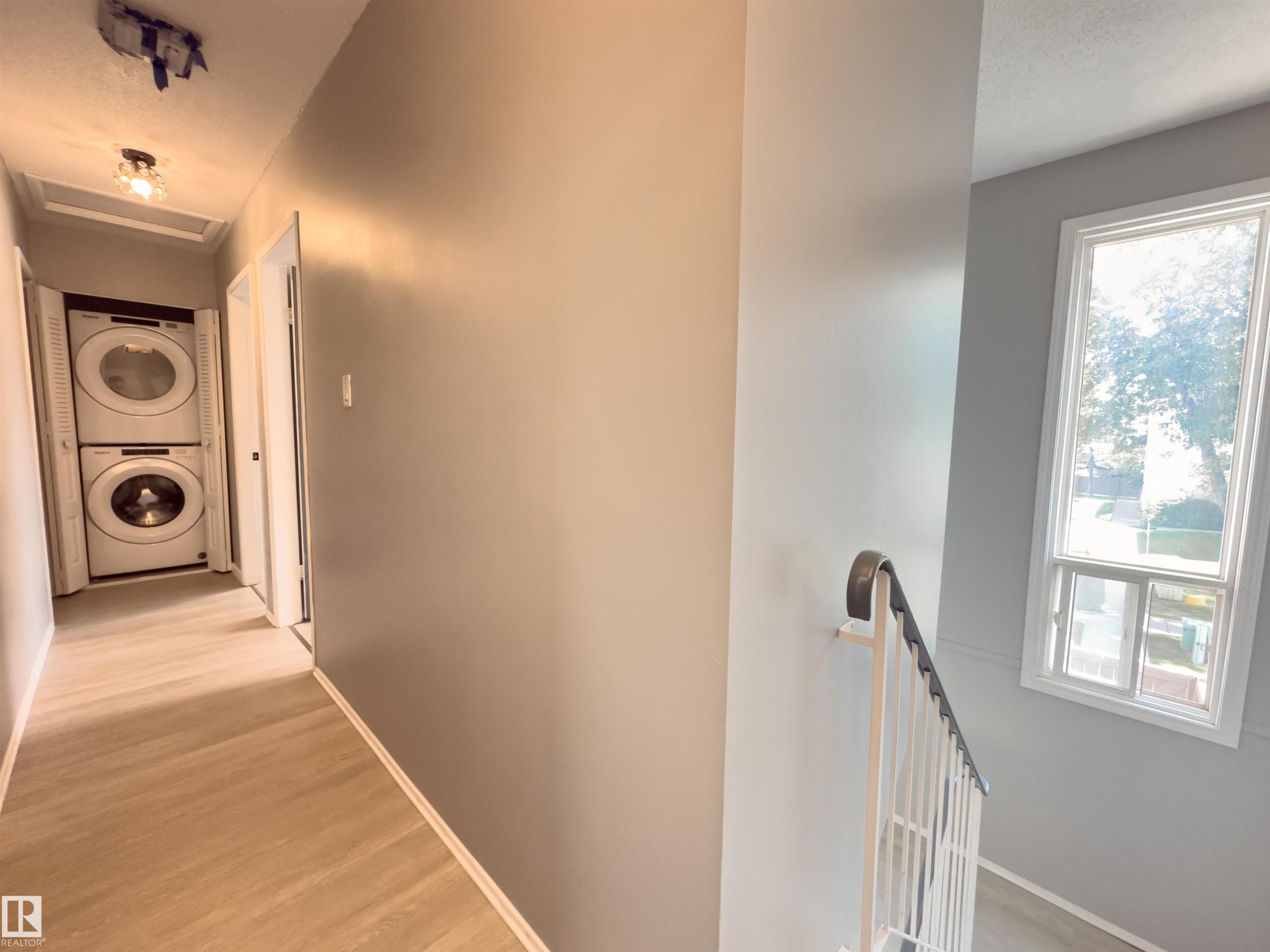 858 Erin Place, Edmonton, AB - Indoor Photo Showing Laundry Room