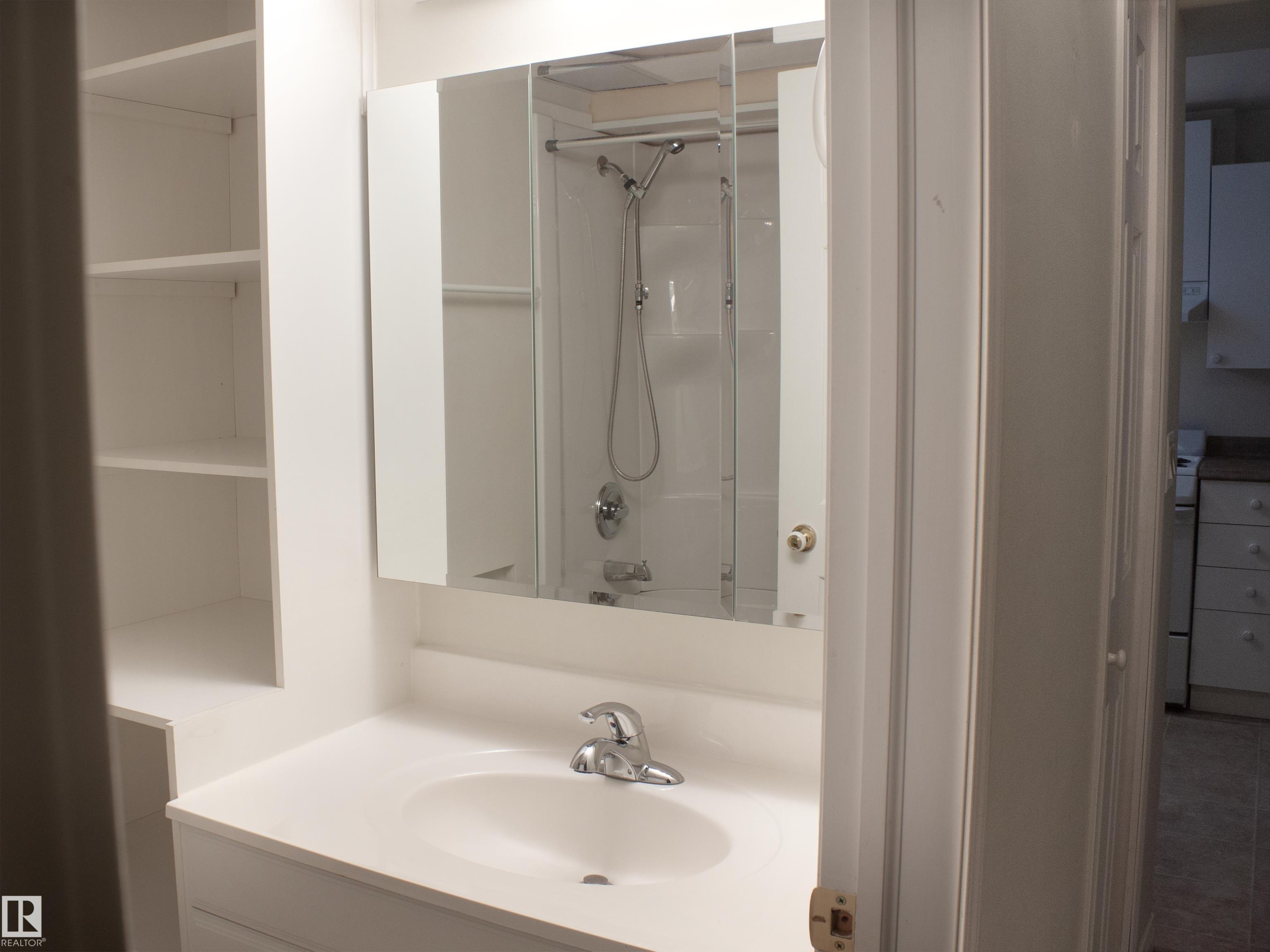 9130 77 Avenue, Edmonton, AB - Indoor Photo Showing Bathroom