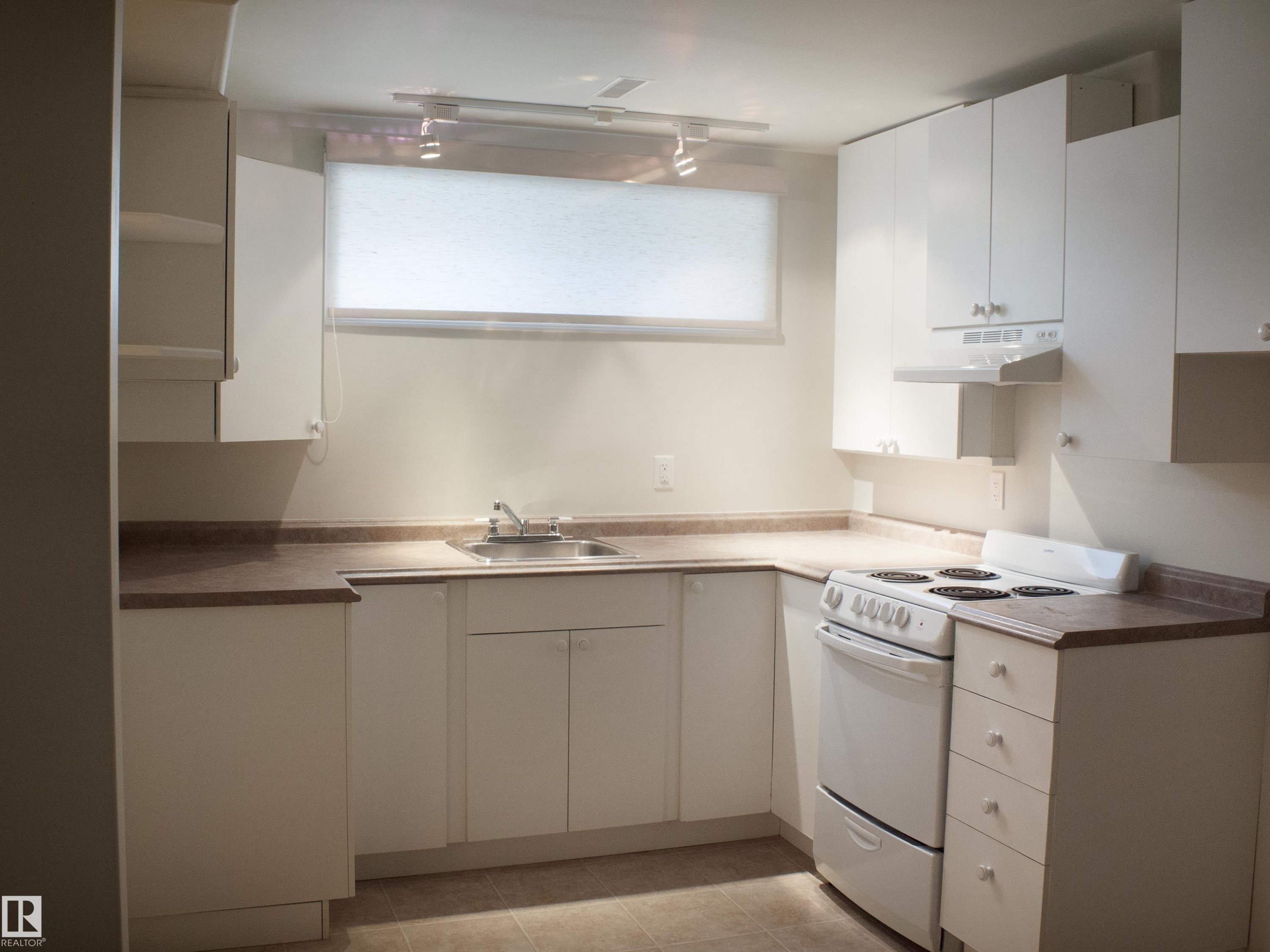 9130 77 Avenue, Edmonton, AB - Indoor Photo Showing Kitchen