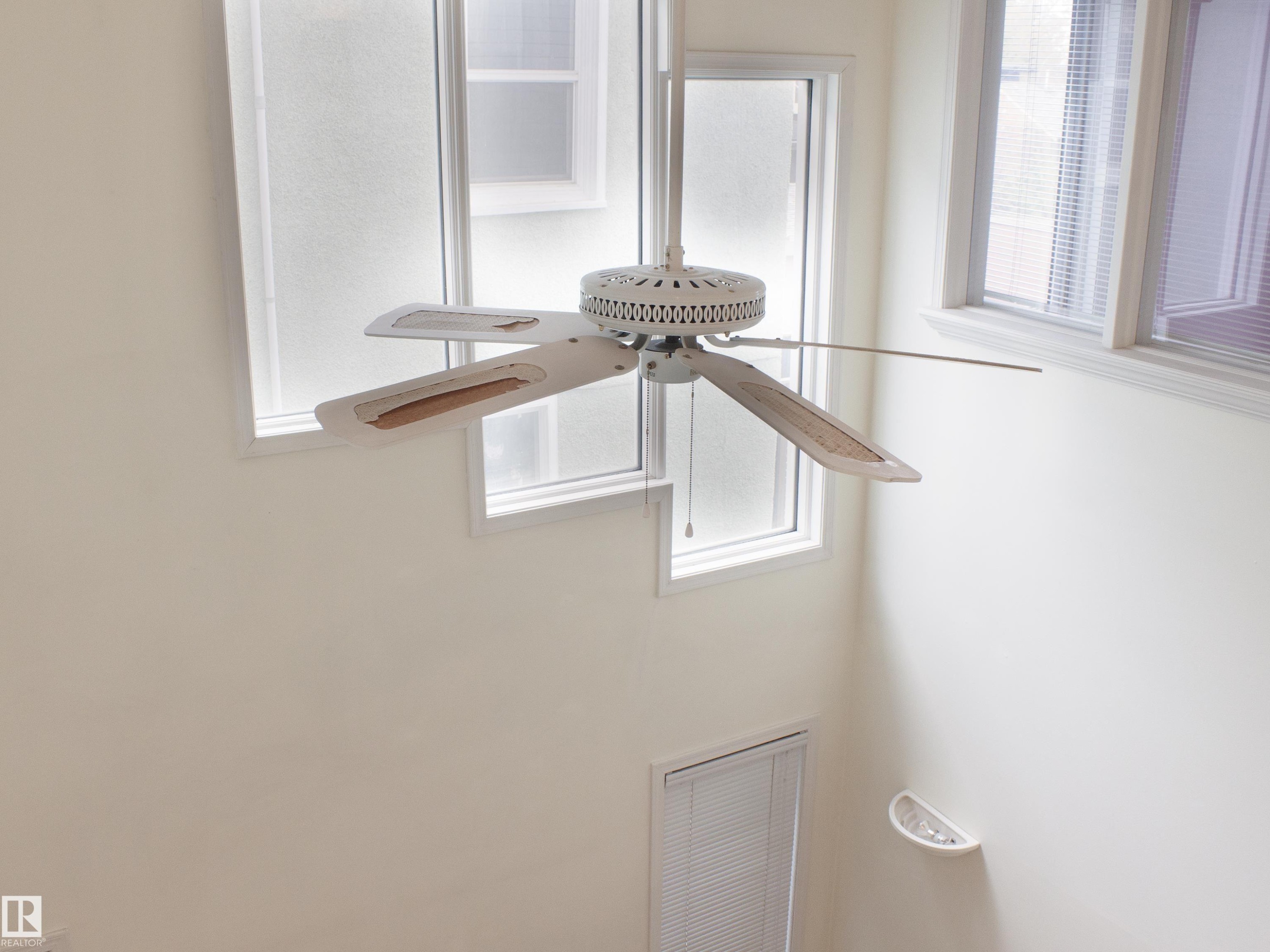 9130 77 Avenue, Edmonton, AB - Indoor Photo Showing Other Room