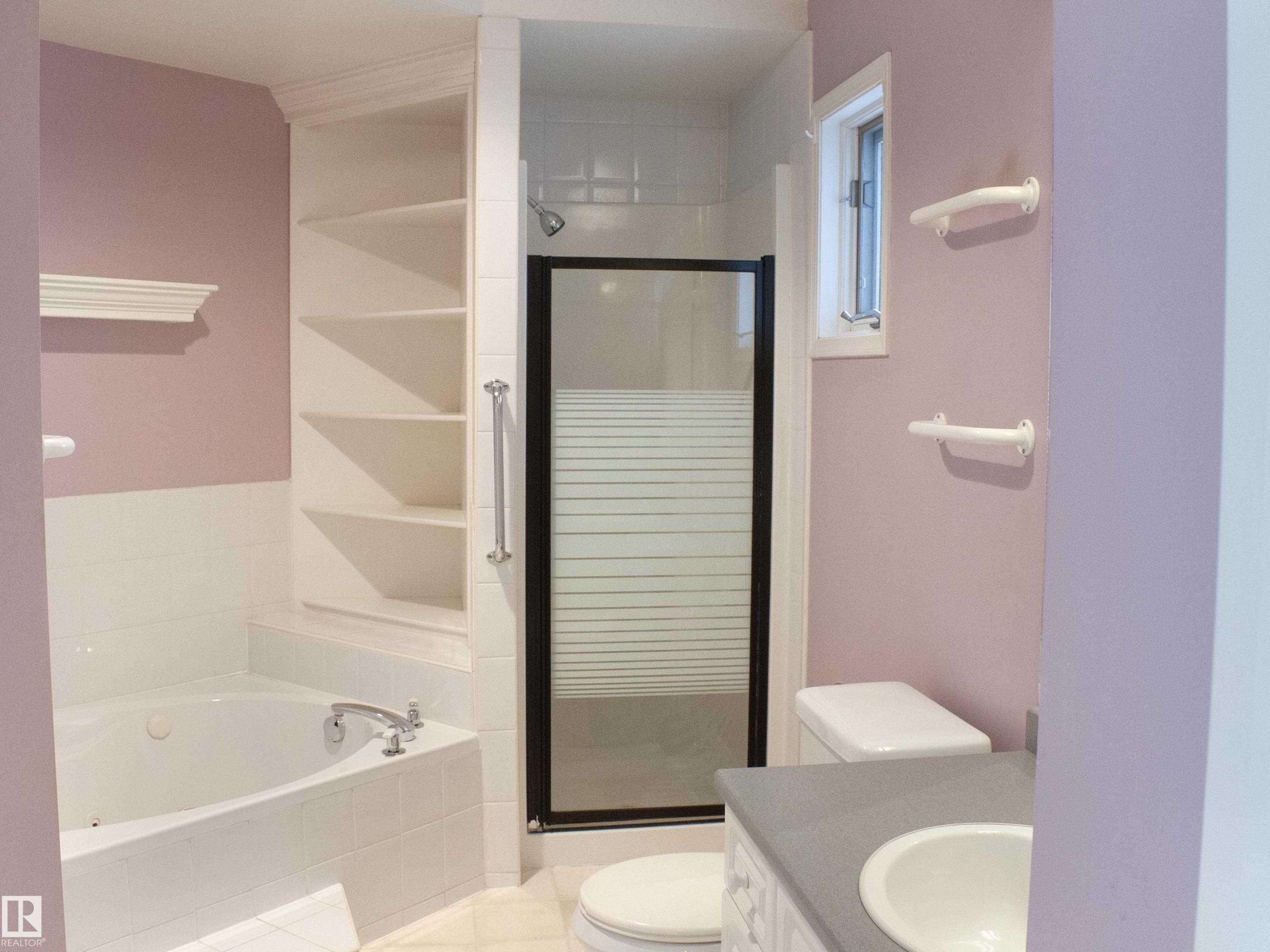 9130 77 Avenue, Edmonton, AB - Indoor Photo Showing Bathroom