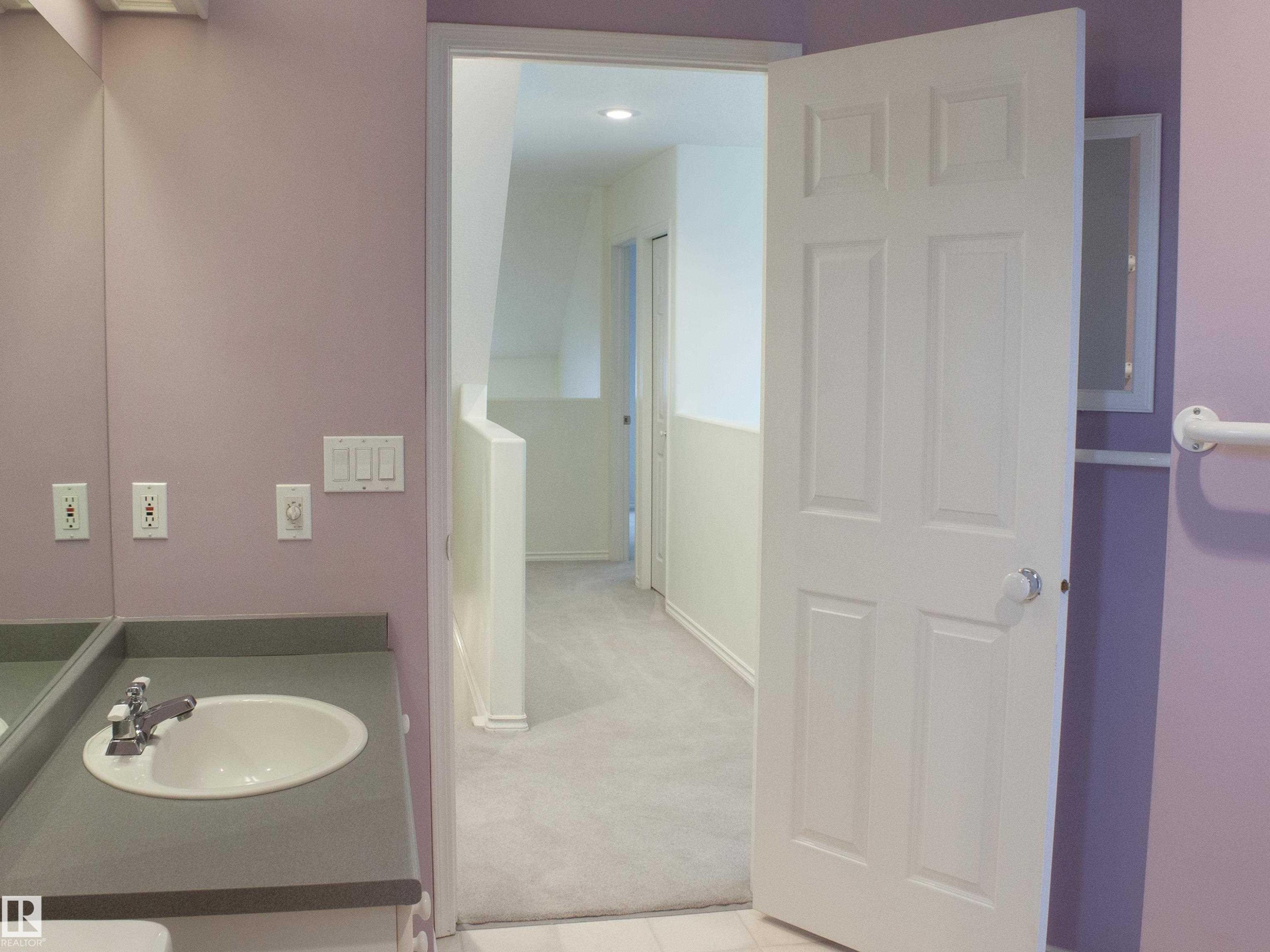 9130 77 Avenue, Edmonton, AB - Indoor Photo Showing Bathroom