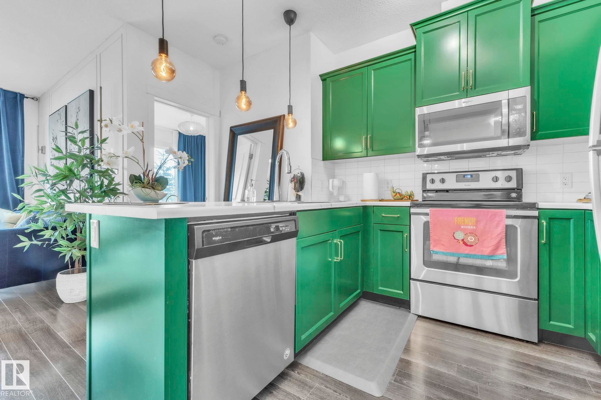 203 812 Welsh Drive, Edmonton, AB - Indoor Photo Showing Kitchen With Upgraded Kitchen