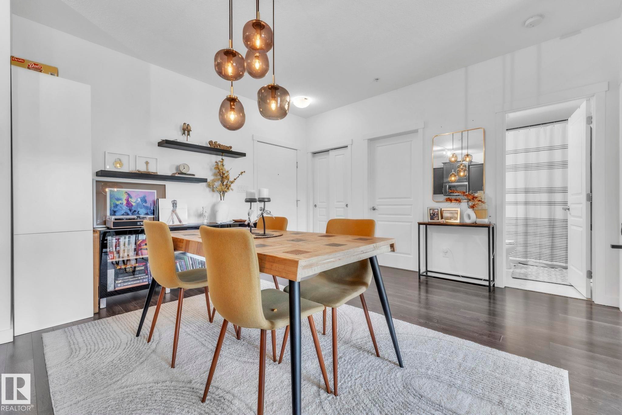 203 812 Welsh Drive, Edmonton, AB - Indoor Photo Showing Dining Room