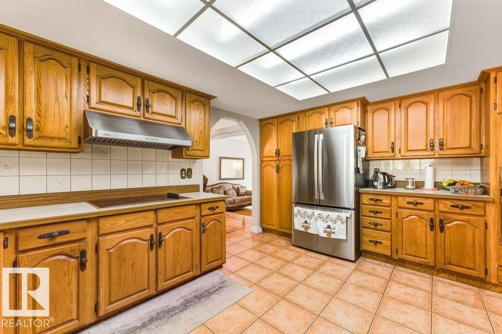 7550 Ellerslie Road, Edmonton, AB - Indoor Photo Showing Kitchen