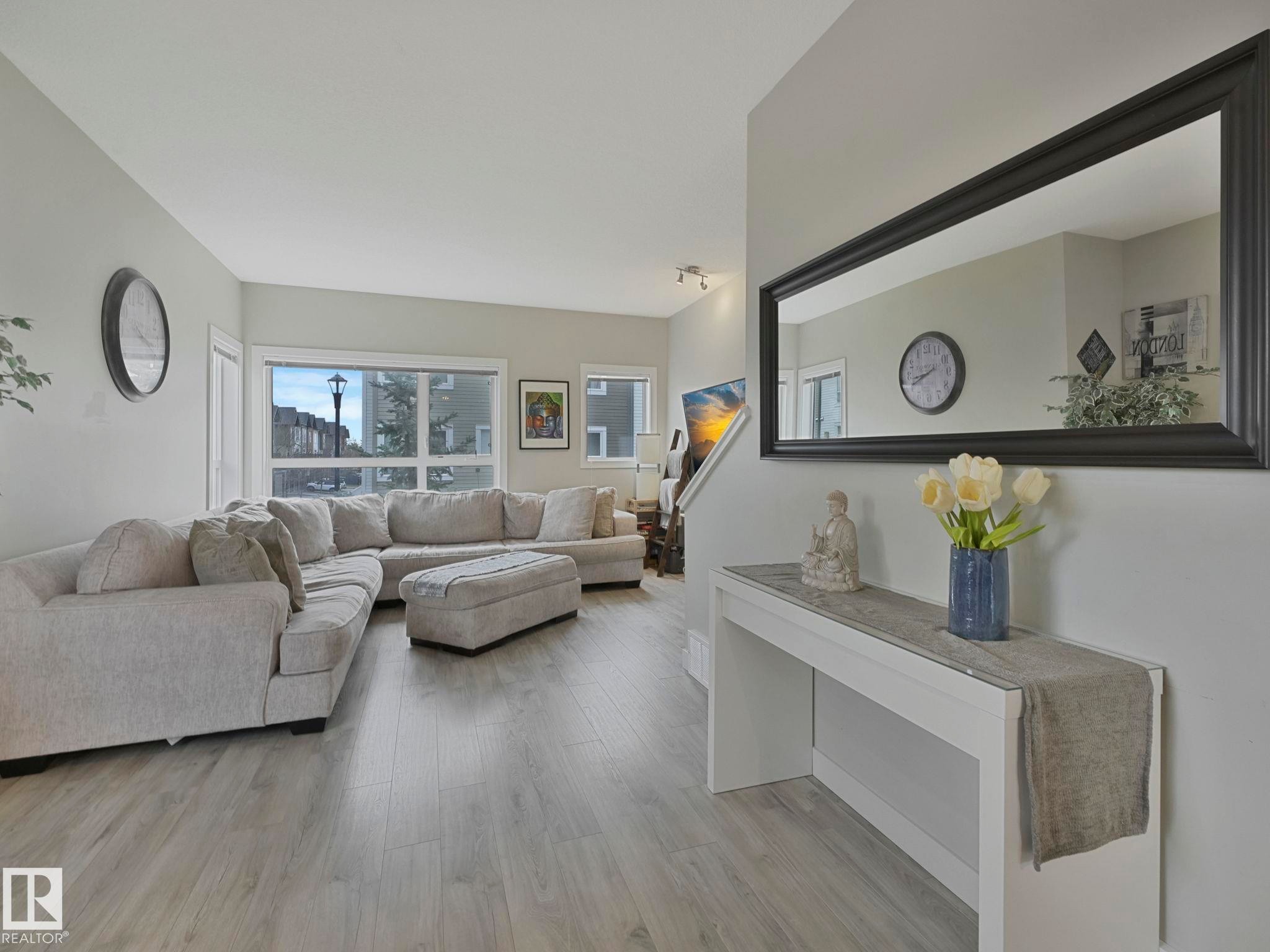 124 2560 Pegasus Boulevard, Edmonton, AB - Indoor Photo Showing Living Room