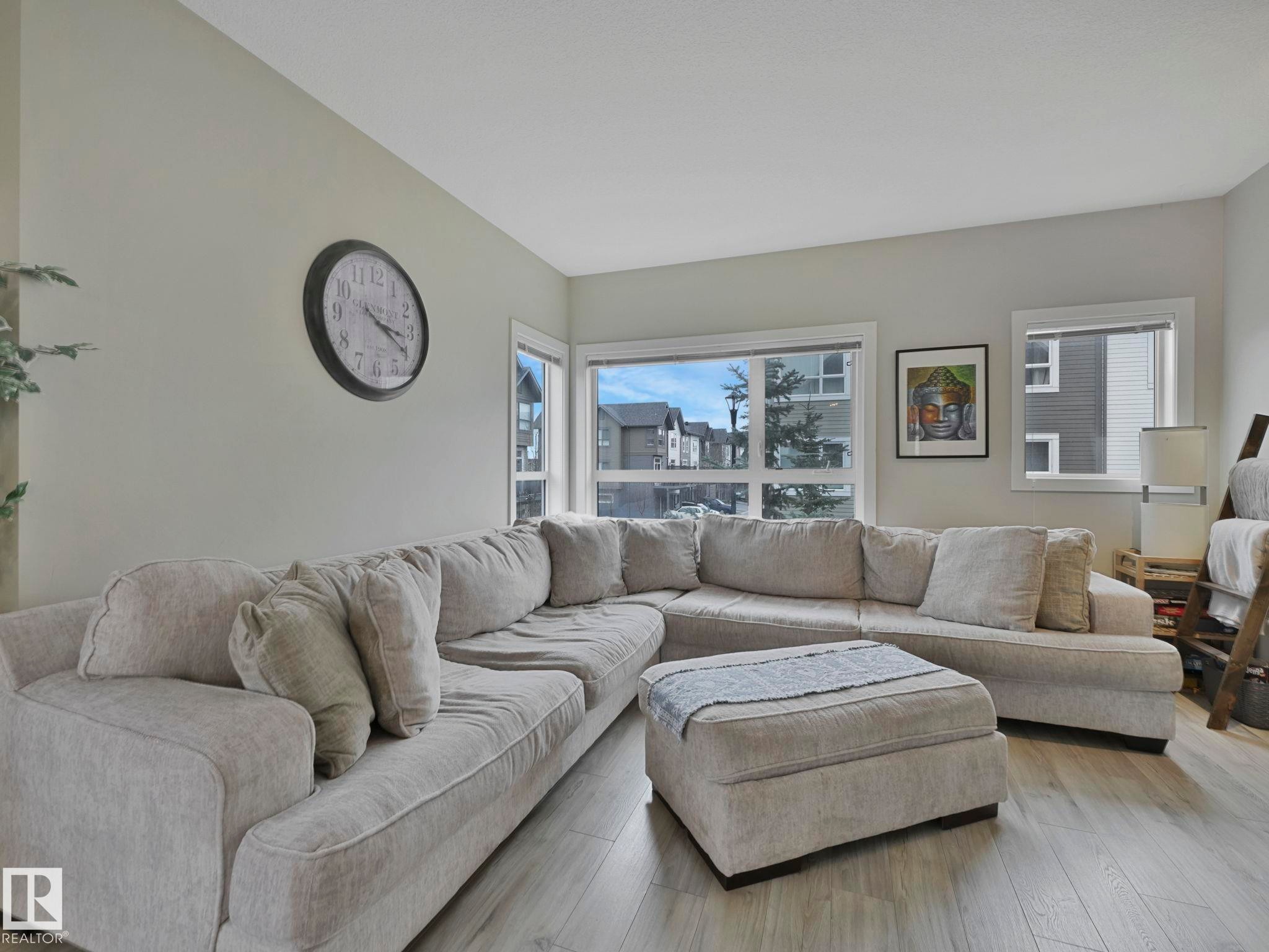 124 2560 Pegasus Boulevard, Edmonton, AB - Indoor Photo Showing Living Room