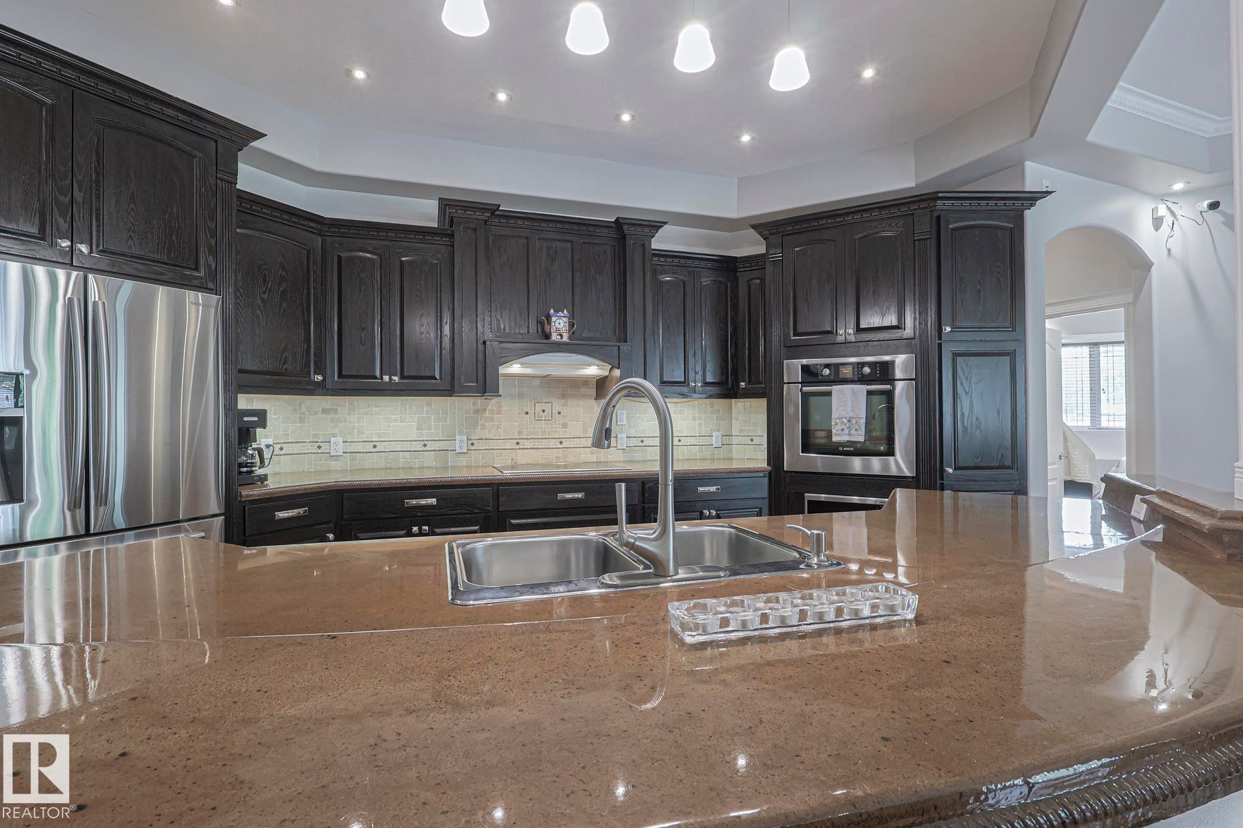 4 Third Avenue, Entwistle, AB - Indoor Photo Showing Kitchen With Double Sink With Upgraded Kitchen