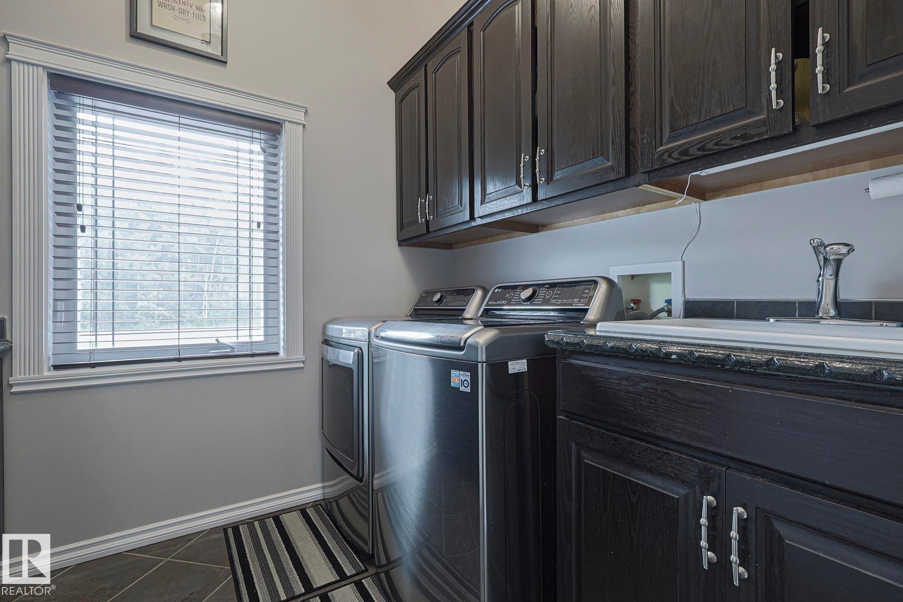 4 Third Avenue, Entwistle, AB - Indoor Photo Showing Laundry Room