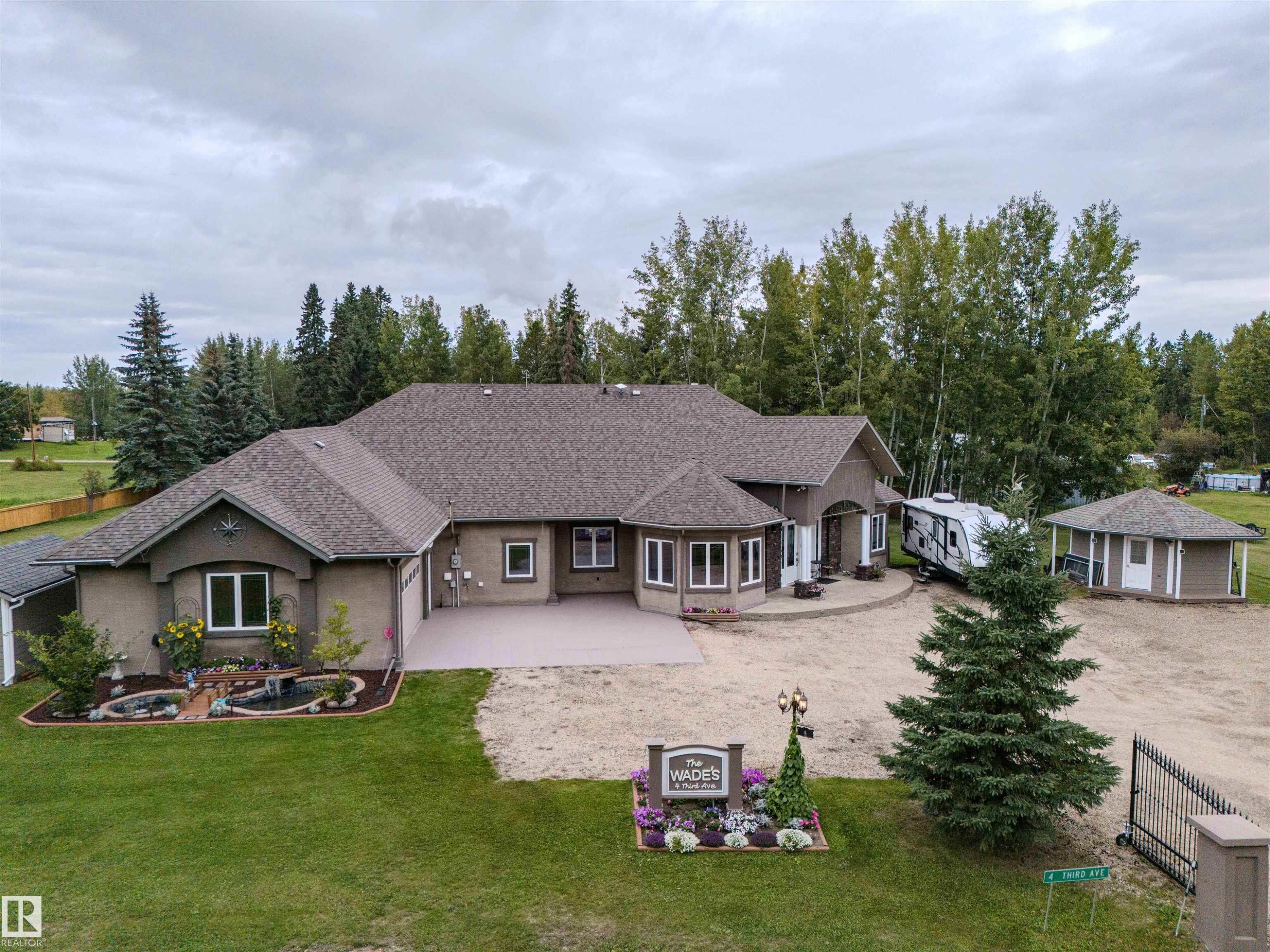 4 Third Avenue, Entwistle, AB - Outdoor