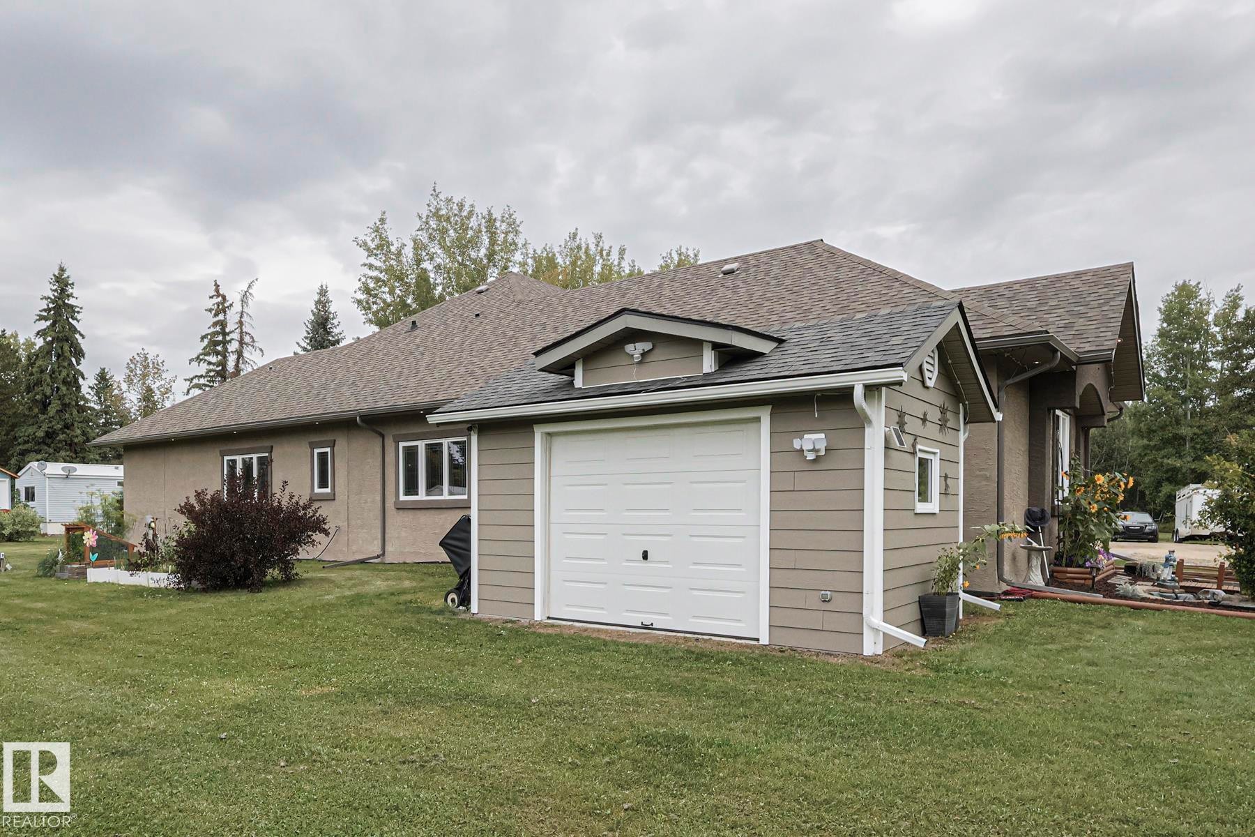 4 Third Avenue, Entwistle, AB - Outdoor