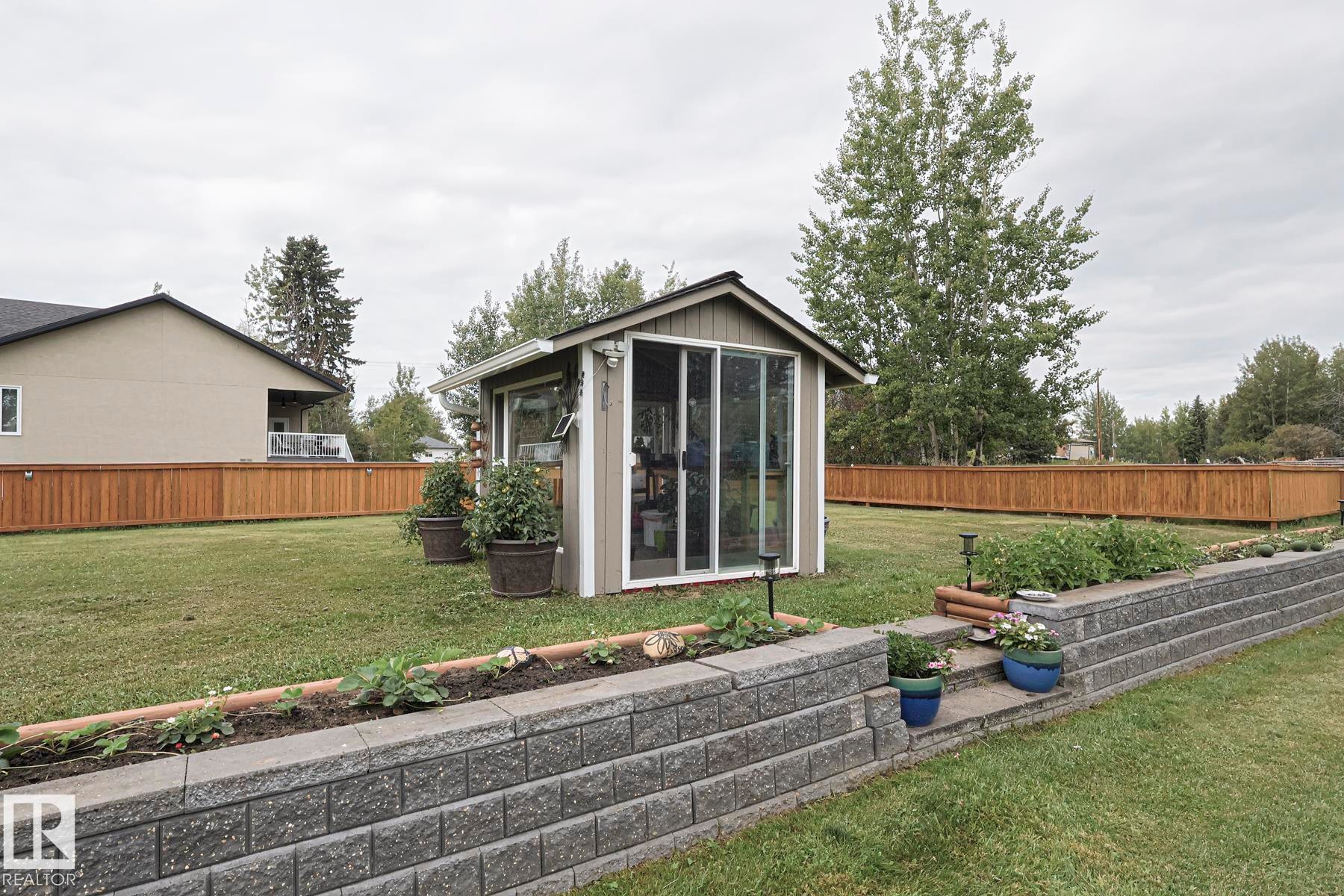 4 Third Avenue, Entwistle, AB - Outdoor