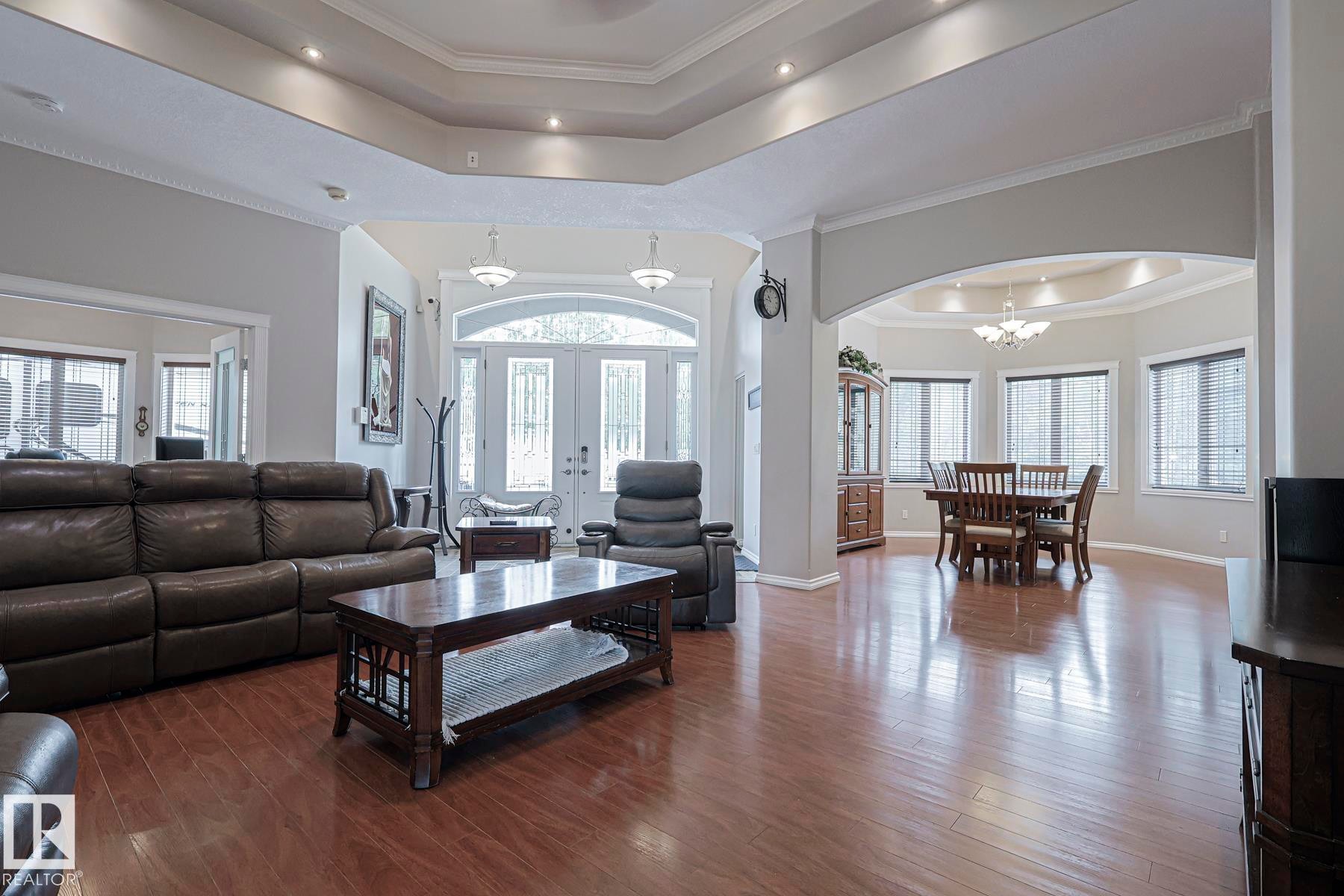 4 Third Avenue, Entwistle, AB - Indoor Photo Showing Living Room