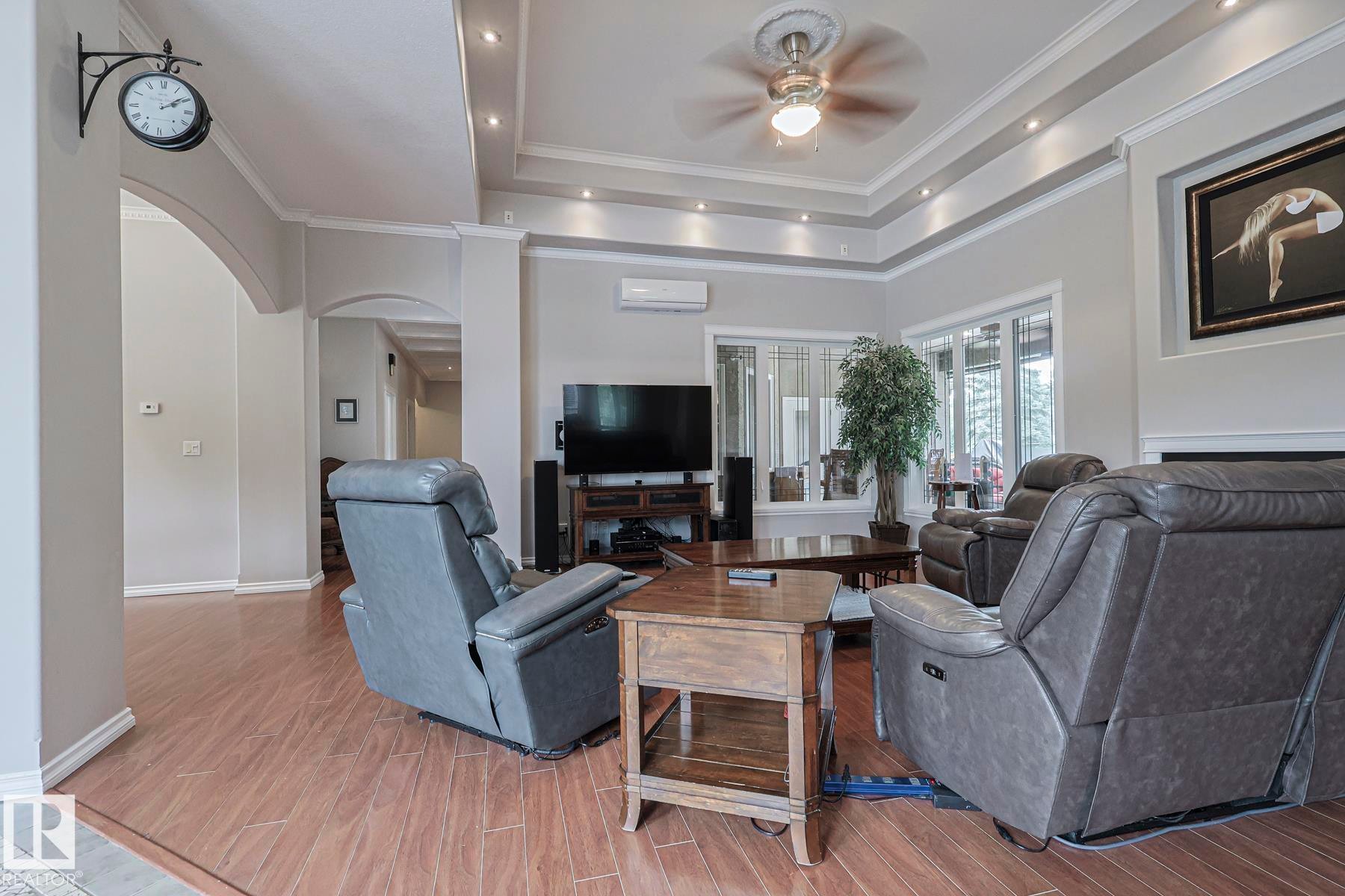 4 Third Avenue, Entwistle, AB - Indoor Photo Showing Living Room