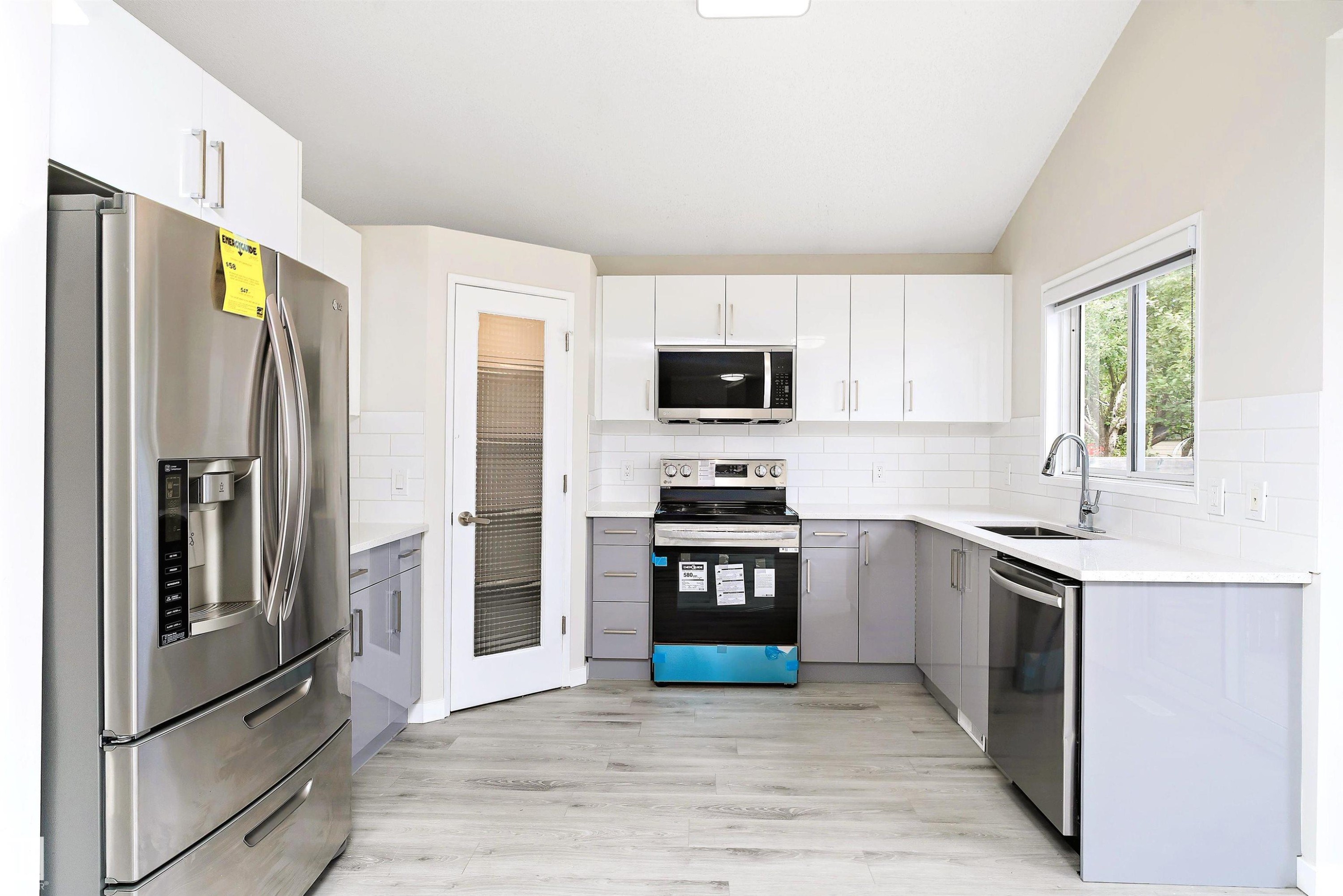12828 144 Avenue, Edmonton, AB - Indoor Photo Showing Kitchen With Upgraded Kitchen