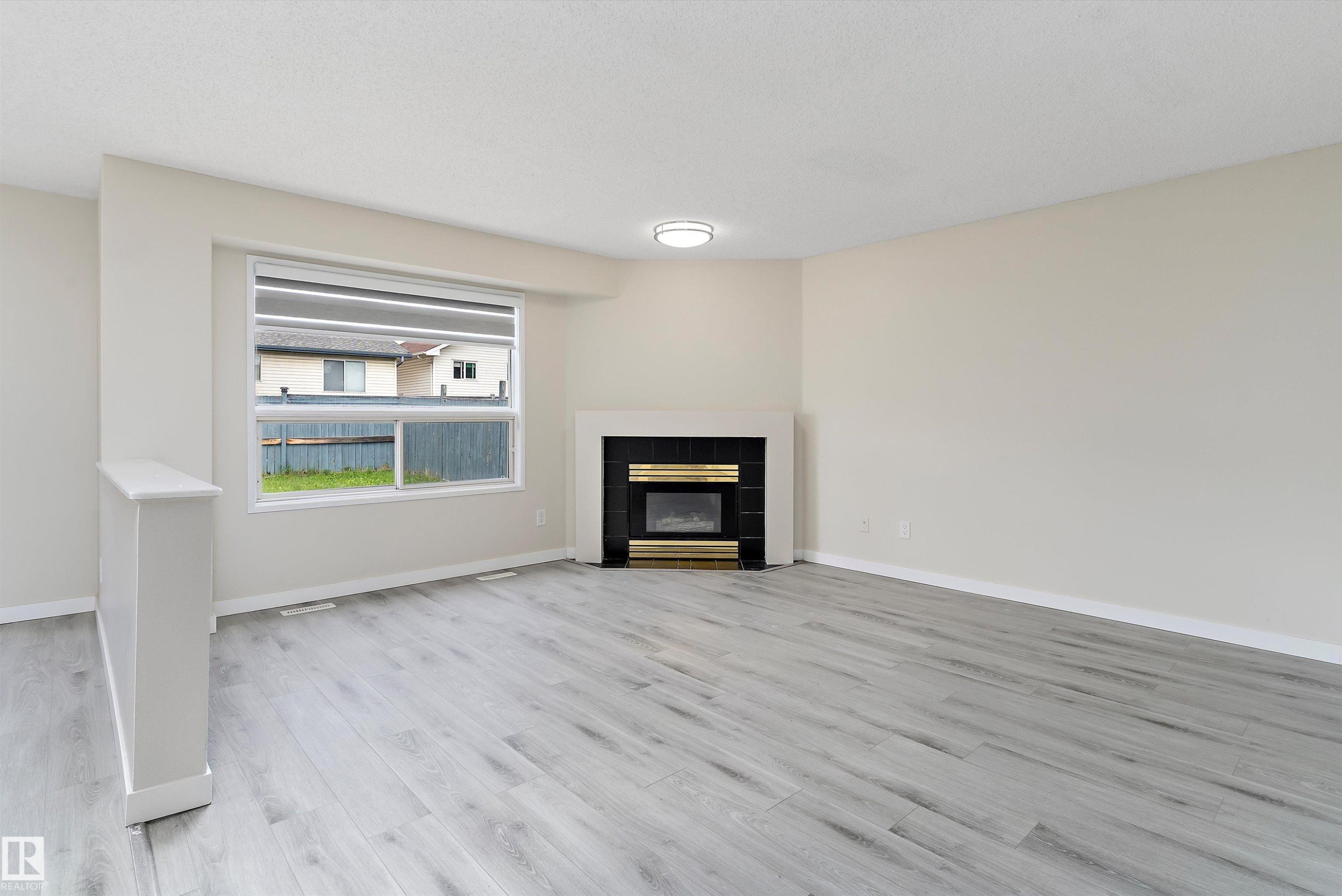 12828 144 Avenue, Edmonton, AB - Indoor Photo Showing Living Room With Fireplace