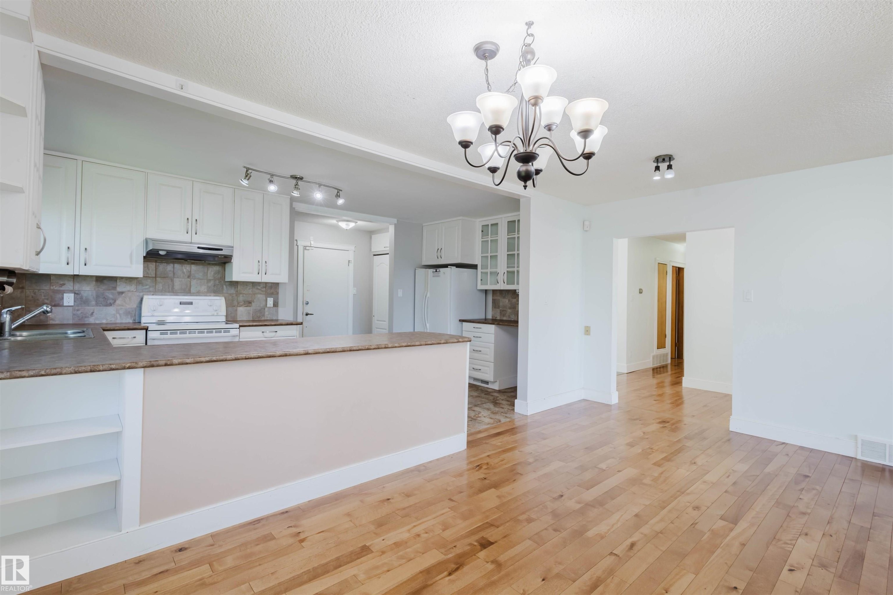 Edmonton, AB - Indoor Photo Showing Kitchen