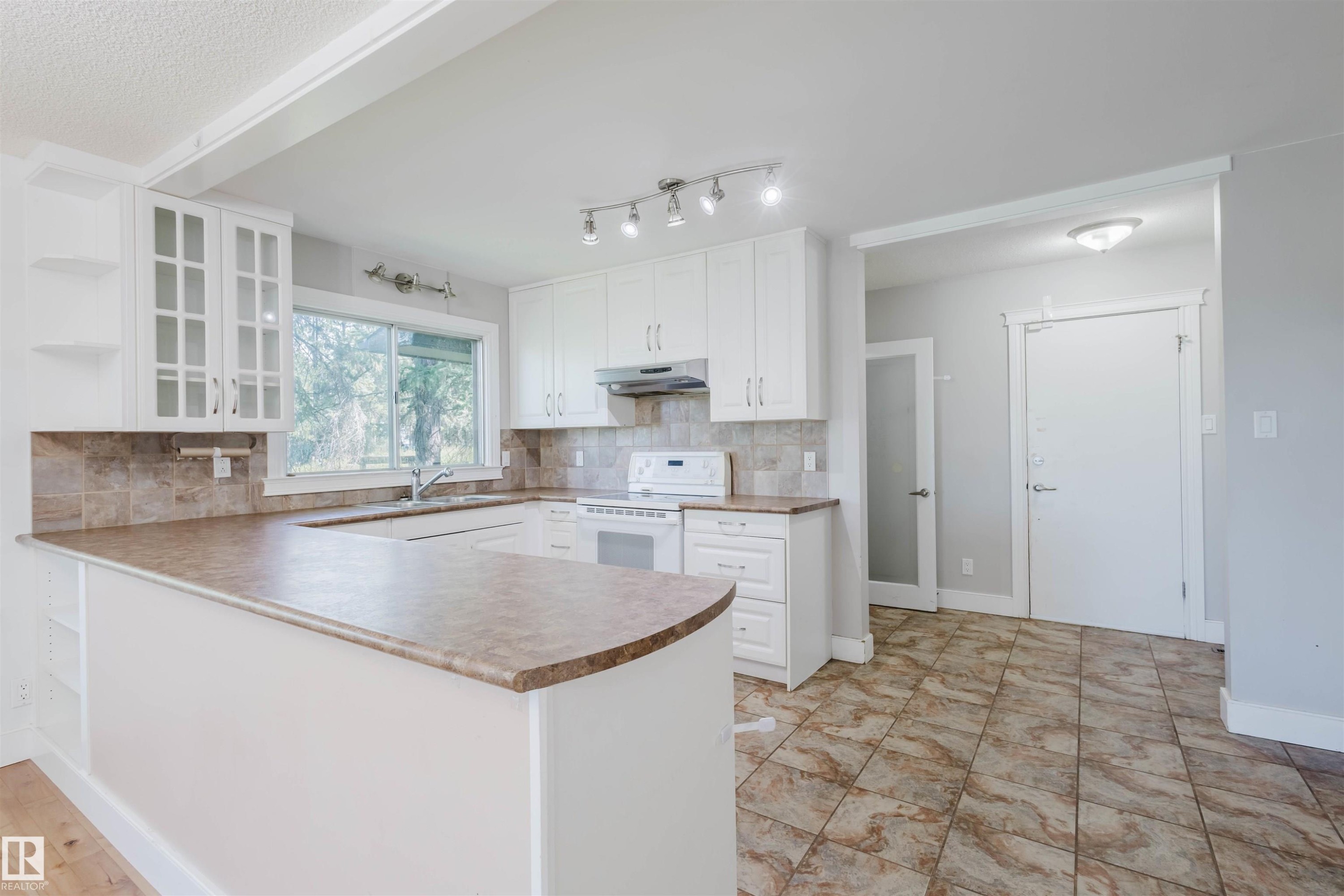 Edmonton, AB - Indoor Photo Showing Kitchen