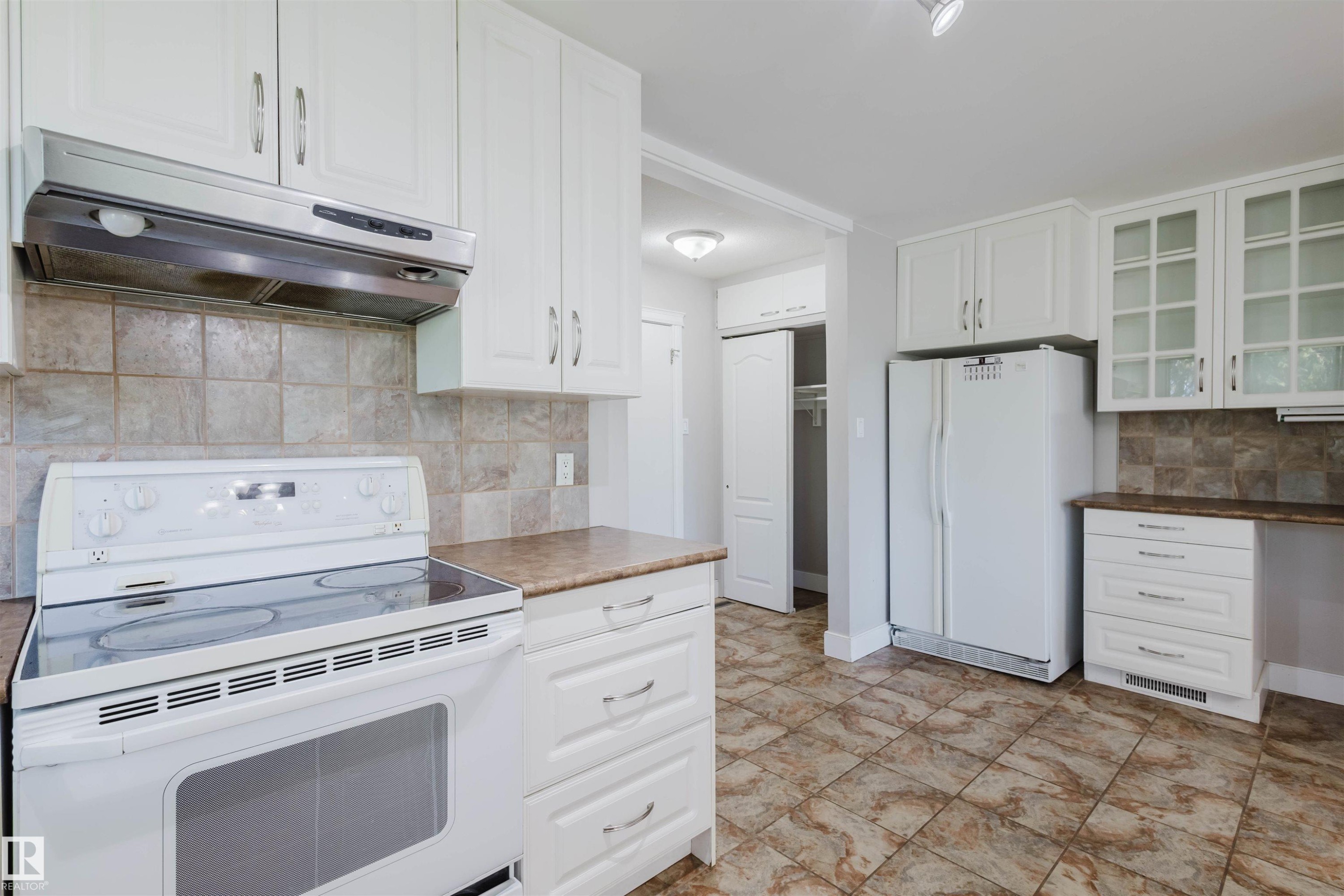 Edmonton, AB - Indoor Photo Showing Kitchen