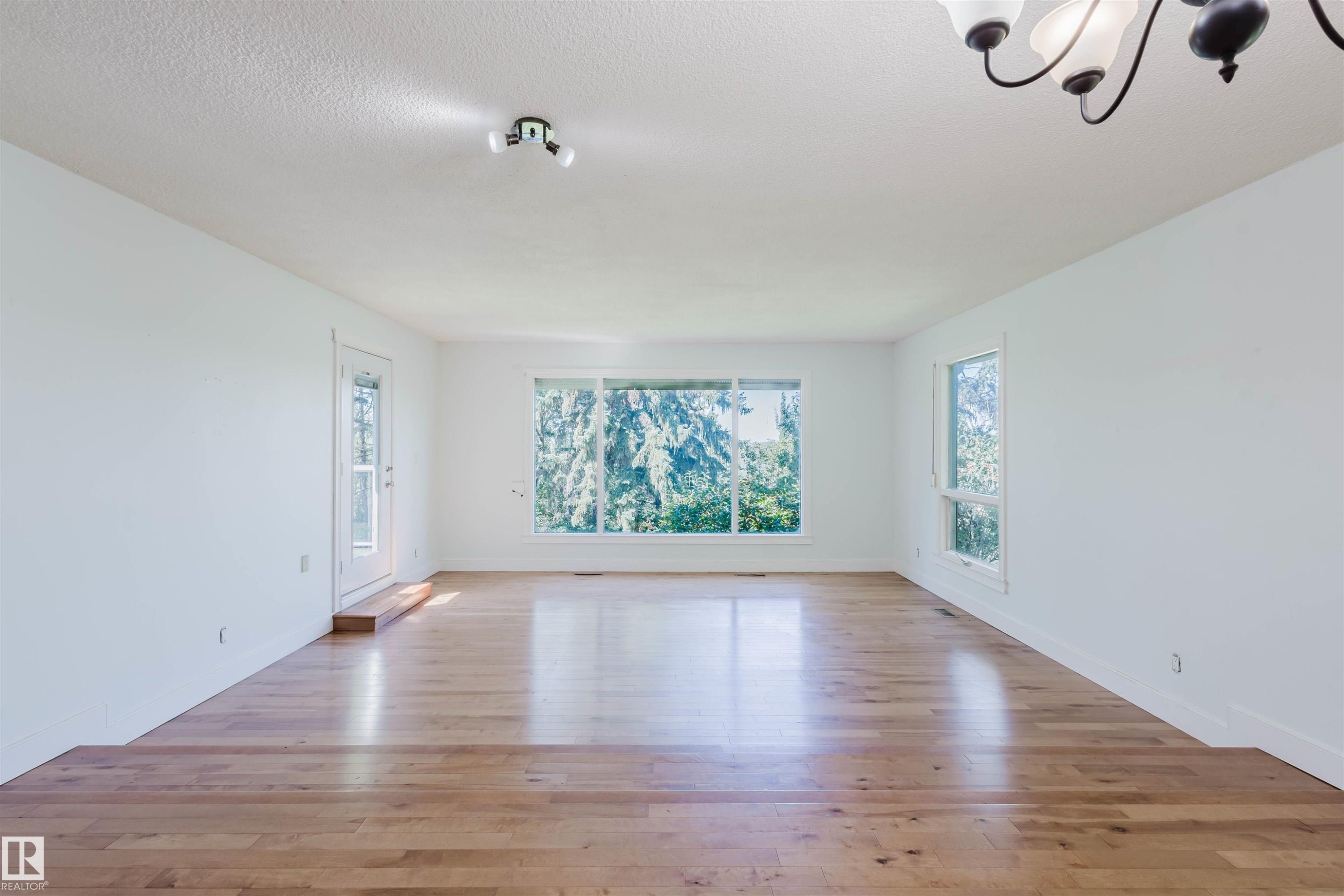 Edmonton, AB - Indoor Photo Showing Other Room