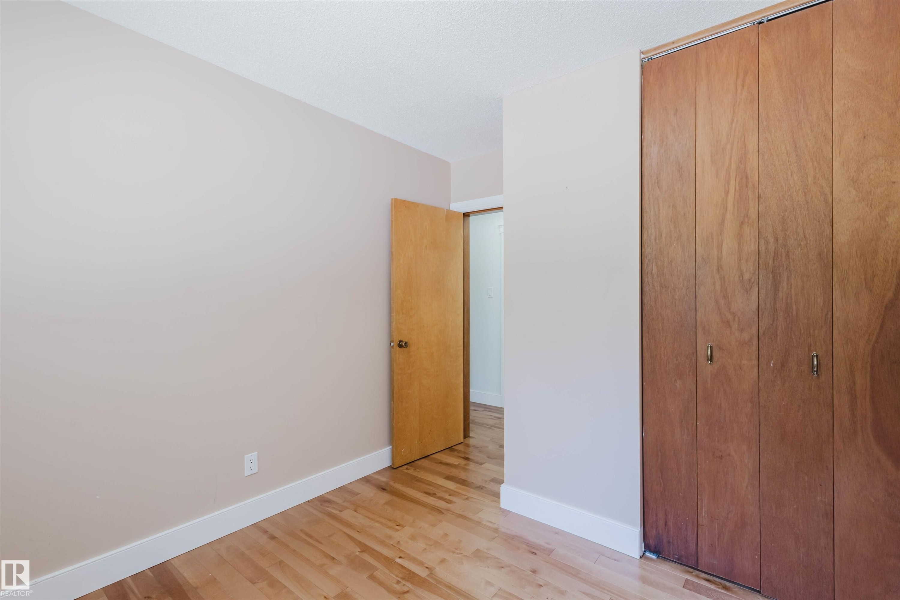 Edmonton, AB - Indoor Photo Showing Other Room