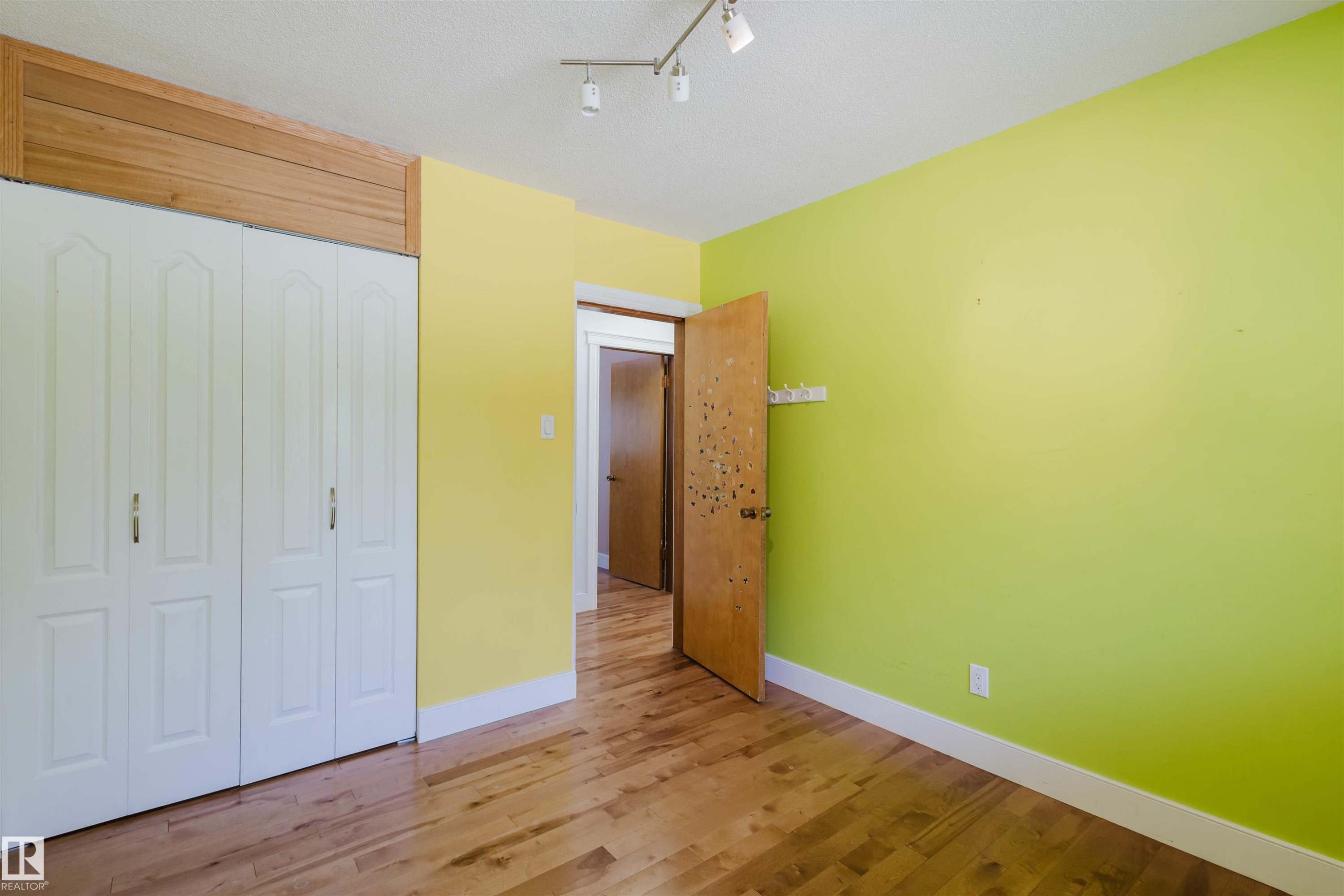 Edmonton, AB - Indoor Photo Showing Other Room